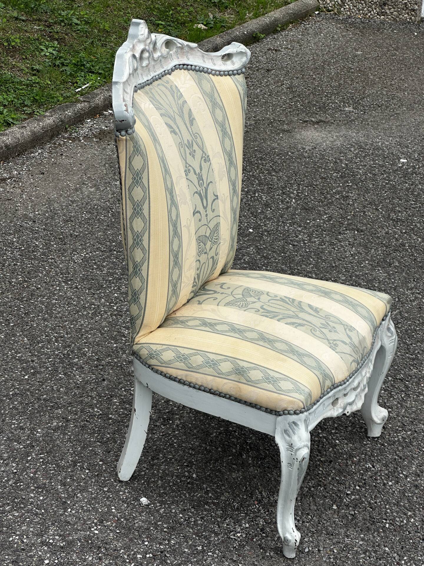 Chauffeuse de style Louis XV avec repose-pieds assorti – XXe siècle