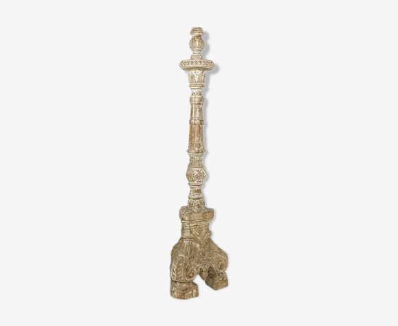 Support antique de bougie d’autel en bois sculpté