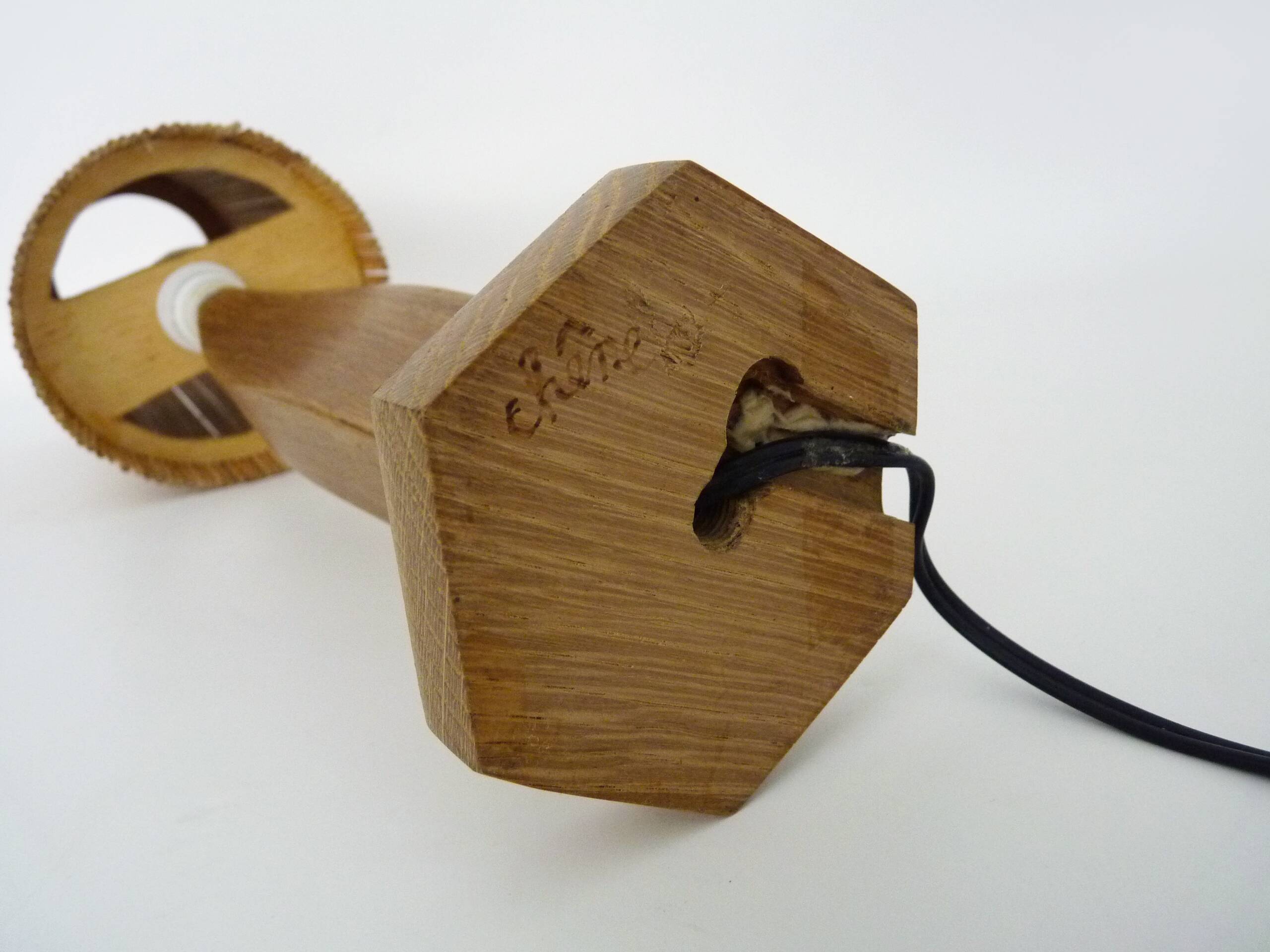 Sculptural lamp in carved oak wood, 70s 80s