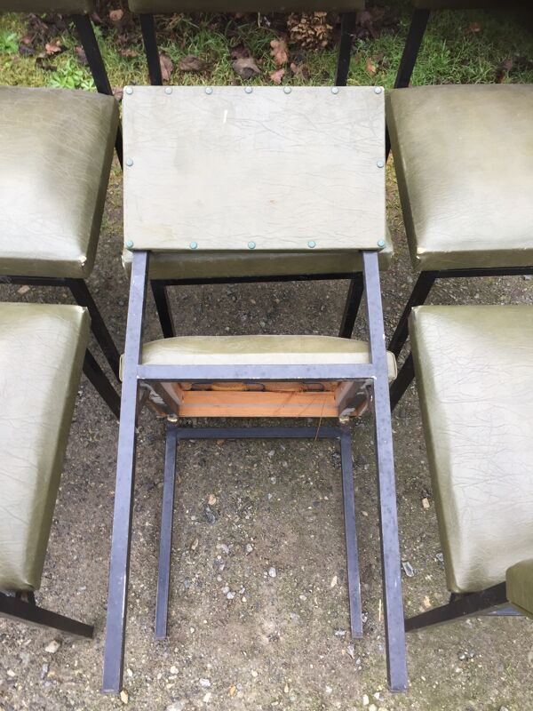 8 chaises vintage en skaï vert bouteille et piétement en tube carré métallique