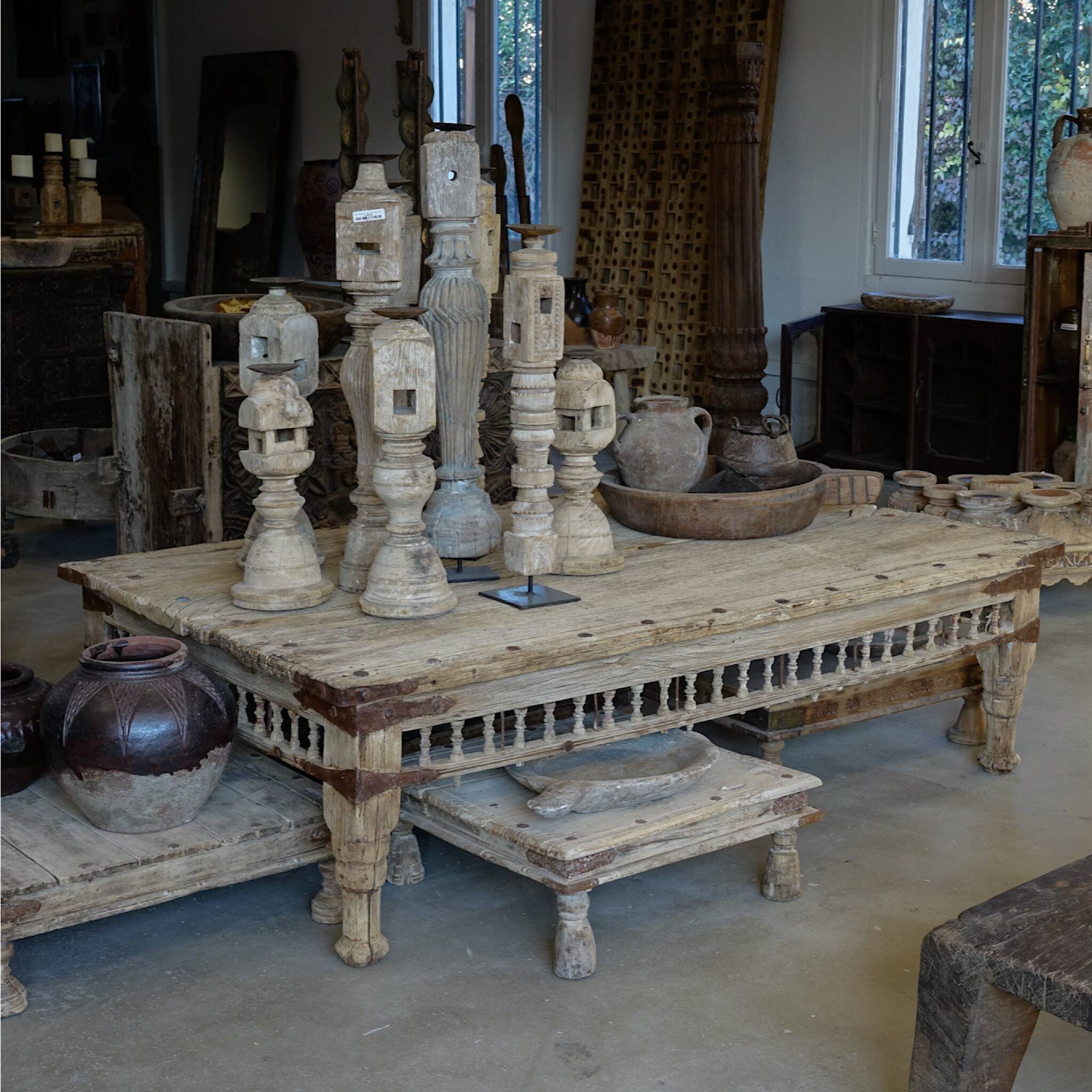 Basti - Antique coffee table with nails n°11