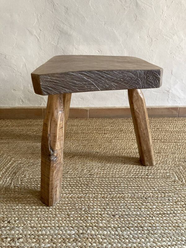 Table basse brutaliste tripode en bois de frêne olivier massif