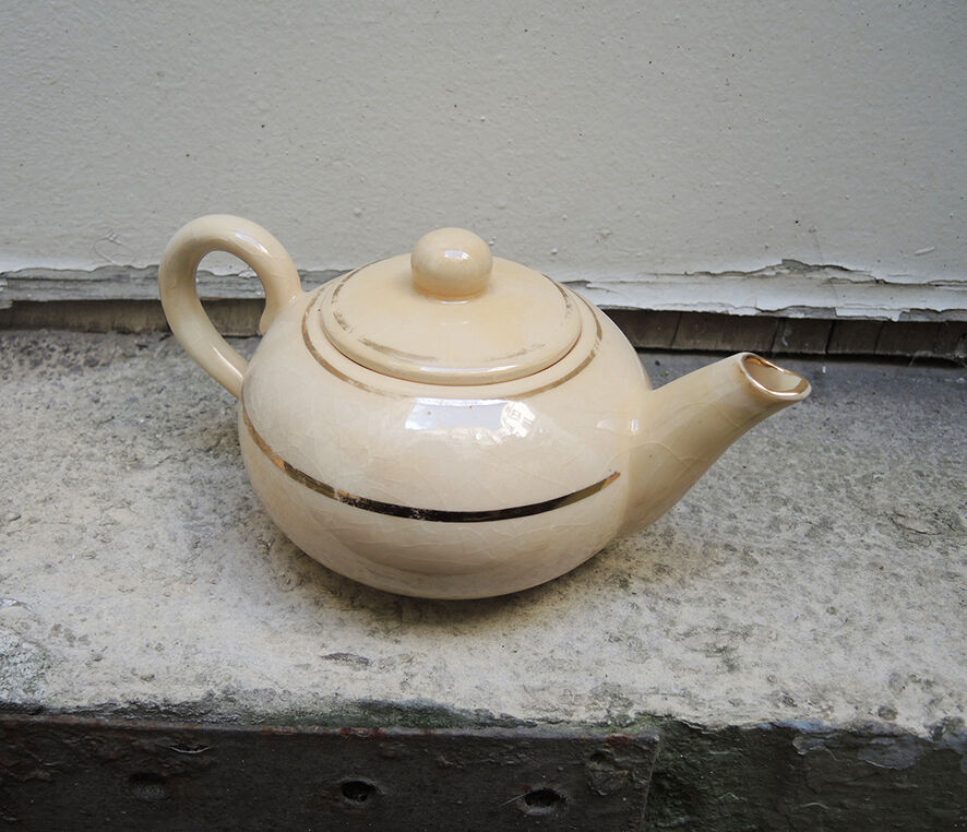 Former breakfast service at the earthenware bed with tray