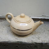Former breakfast service at the earthenware bed with tray