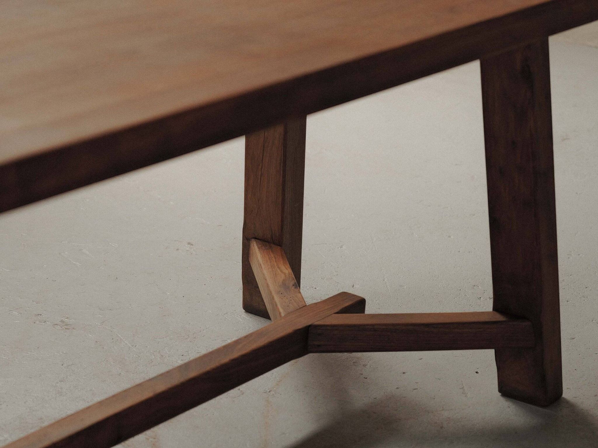 Grande table artisanale en chêne, France, vers 1970