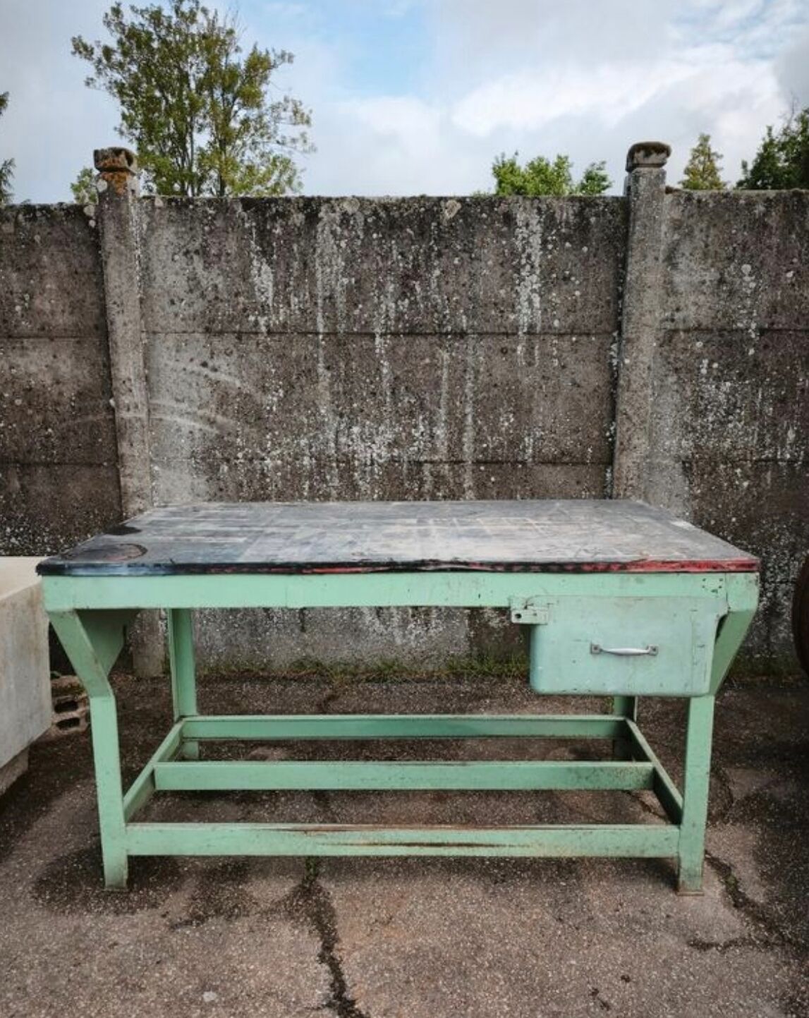 Ancien établi industriel en métal et bois