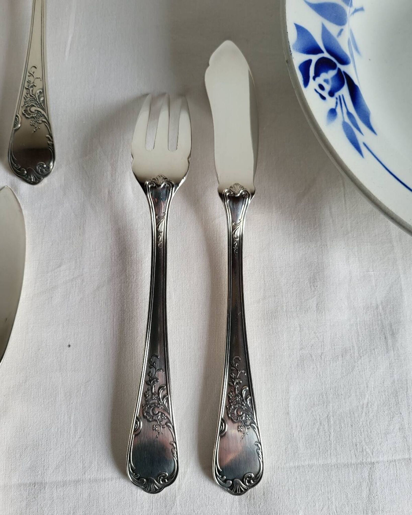 12 silver-plated metal fish cutlery pieces by Guildar, 24 pieces.