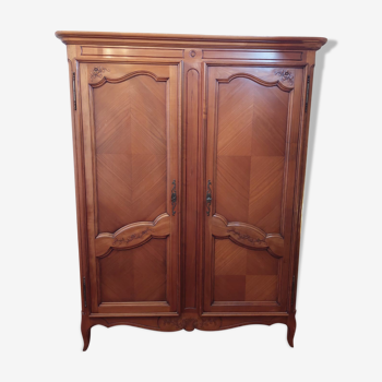 Armoire en bois clair