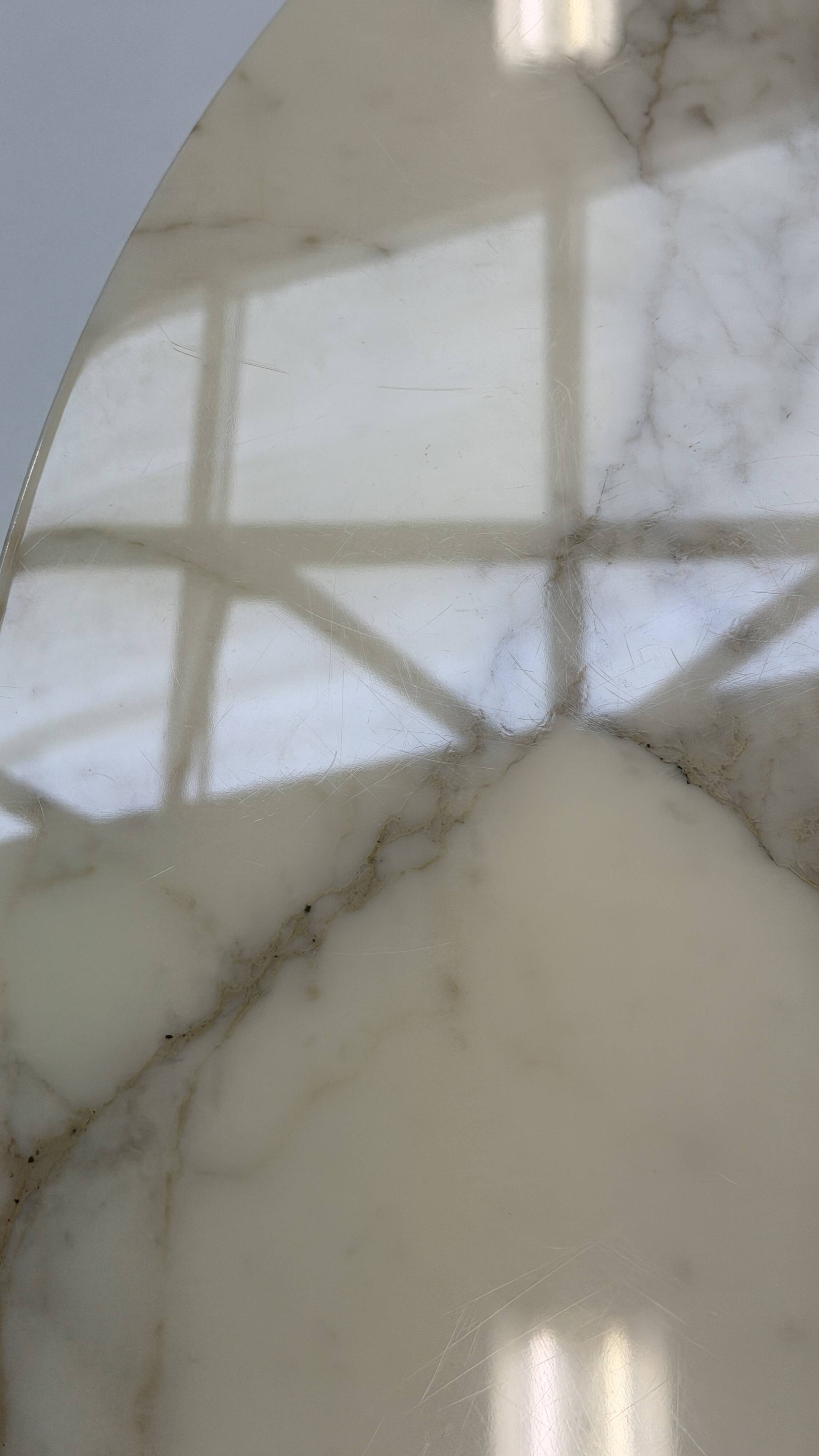 Tulip dining table in marble by Eero Saarinen for Knoll International.