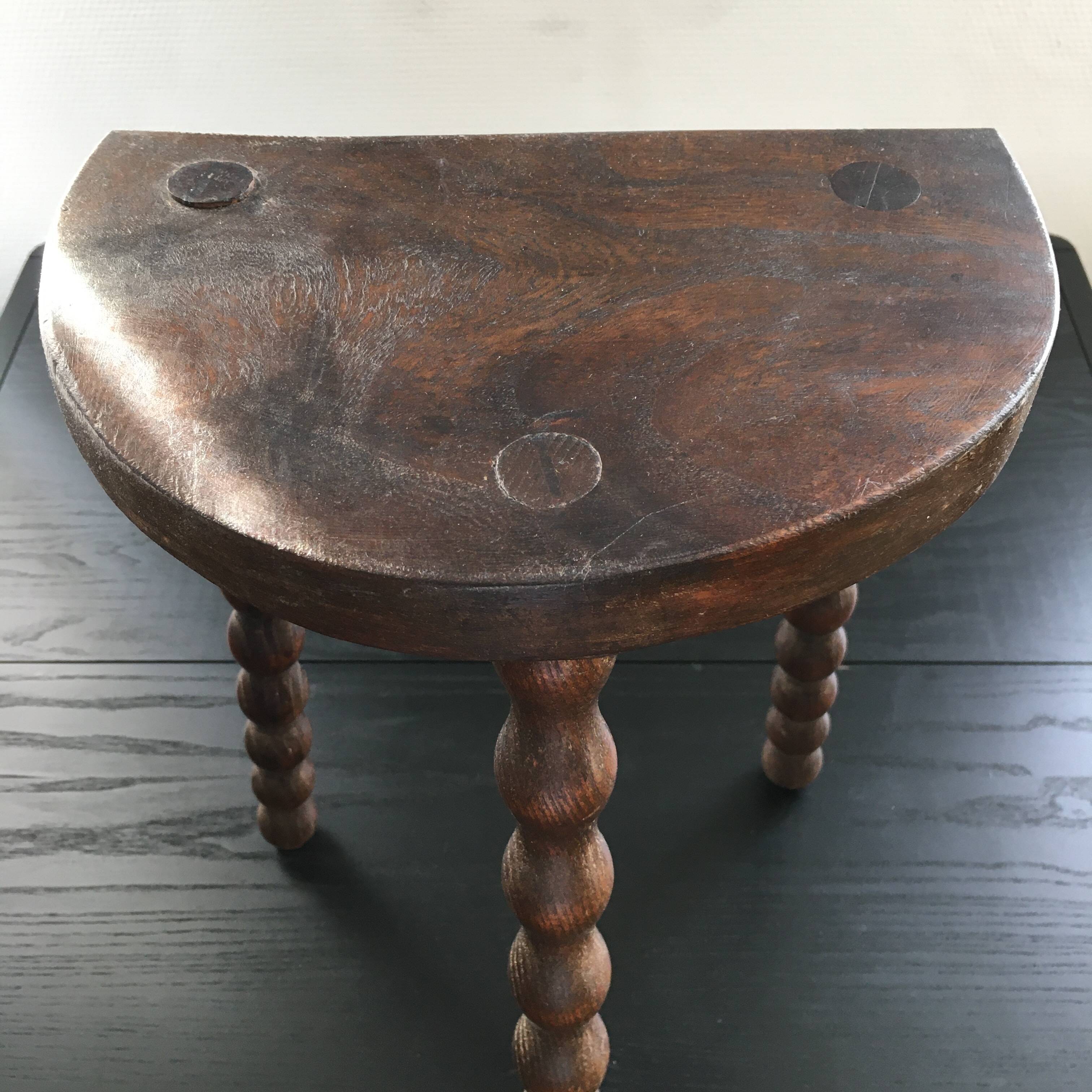 Half-moon tripod stool