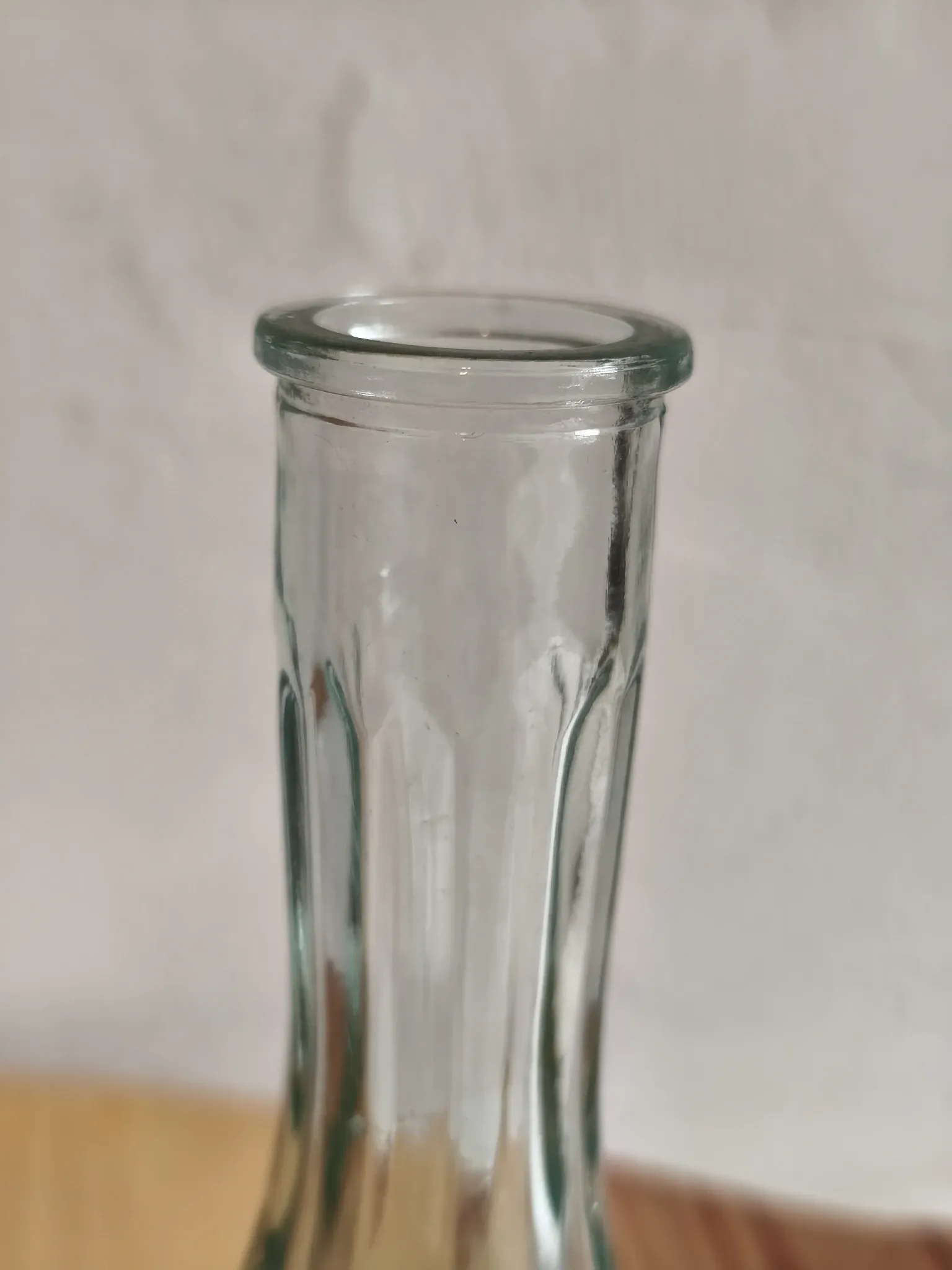 Small ribbed glass soliflore vase in vintage style