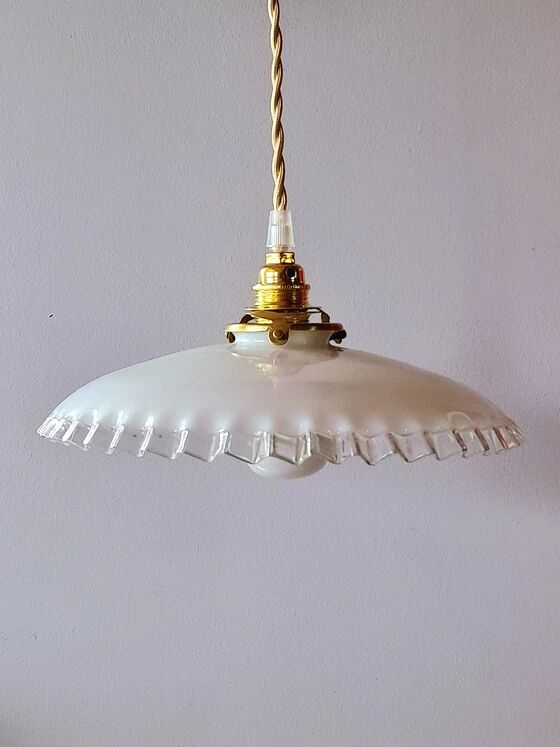Suspension in pleated opaline