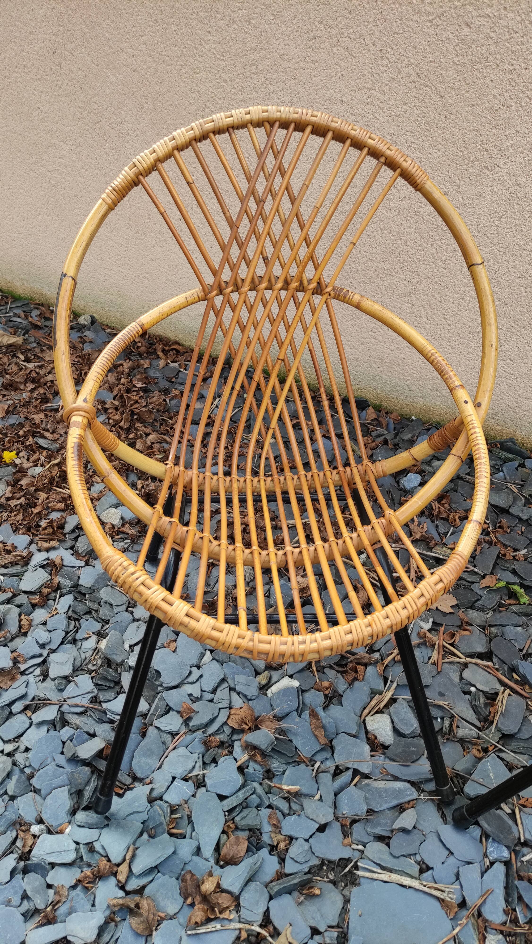 Paire de fauteuils coquilles ou corbeille en rotin tressé, pieds en métal