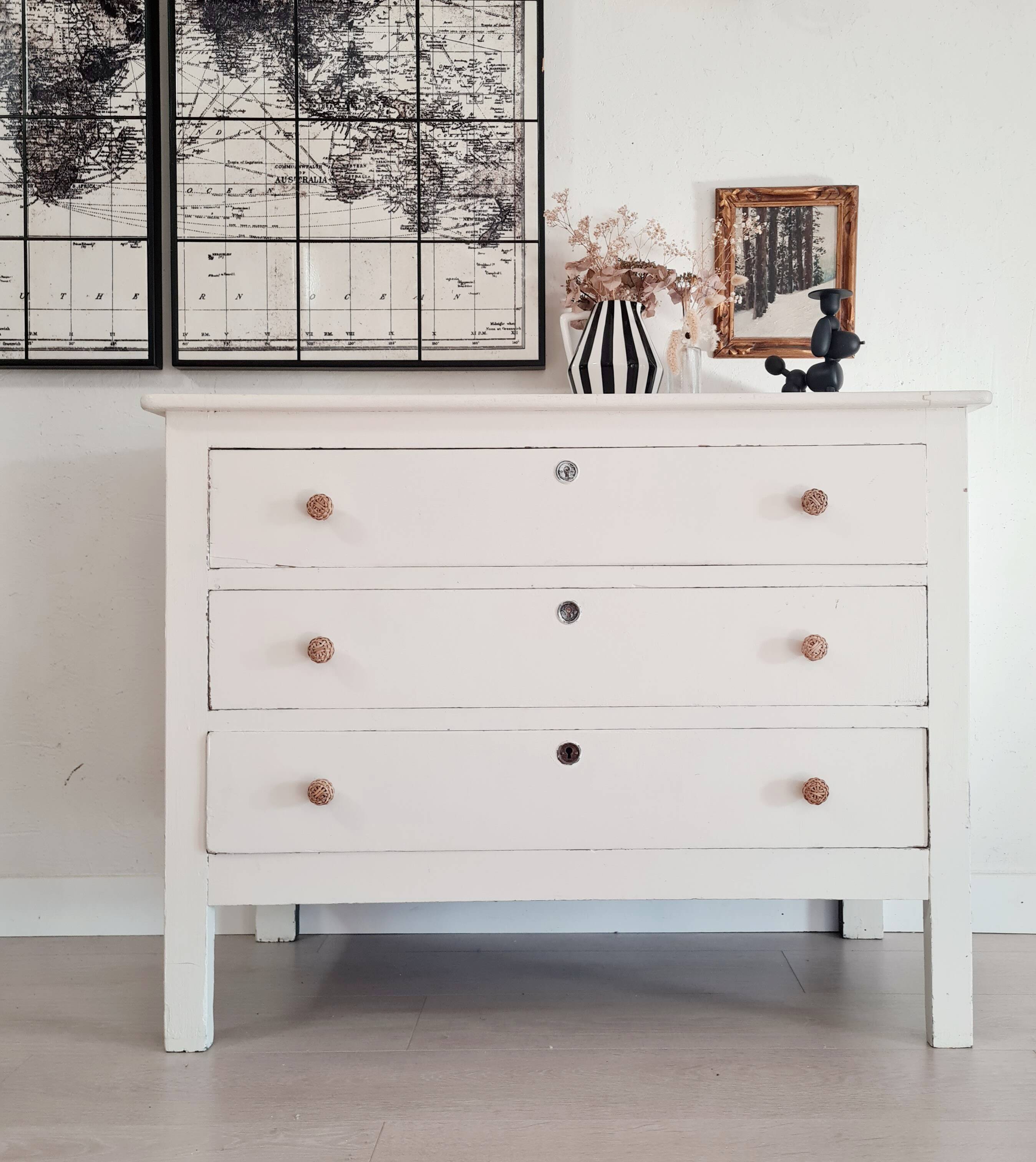 Old white wooden chest of drawers