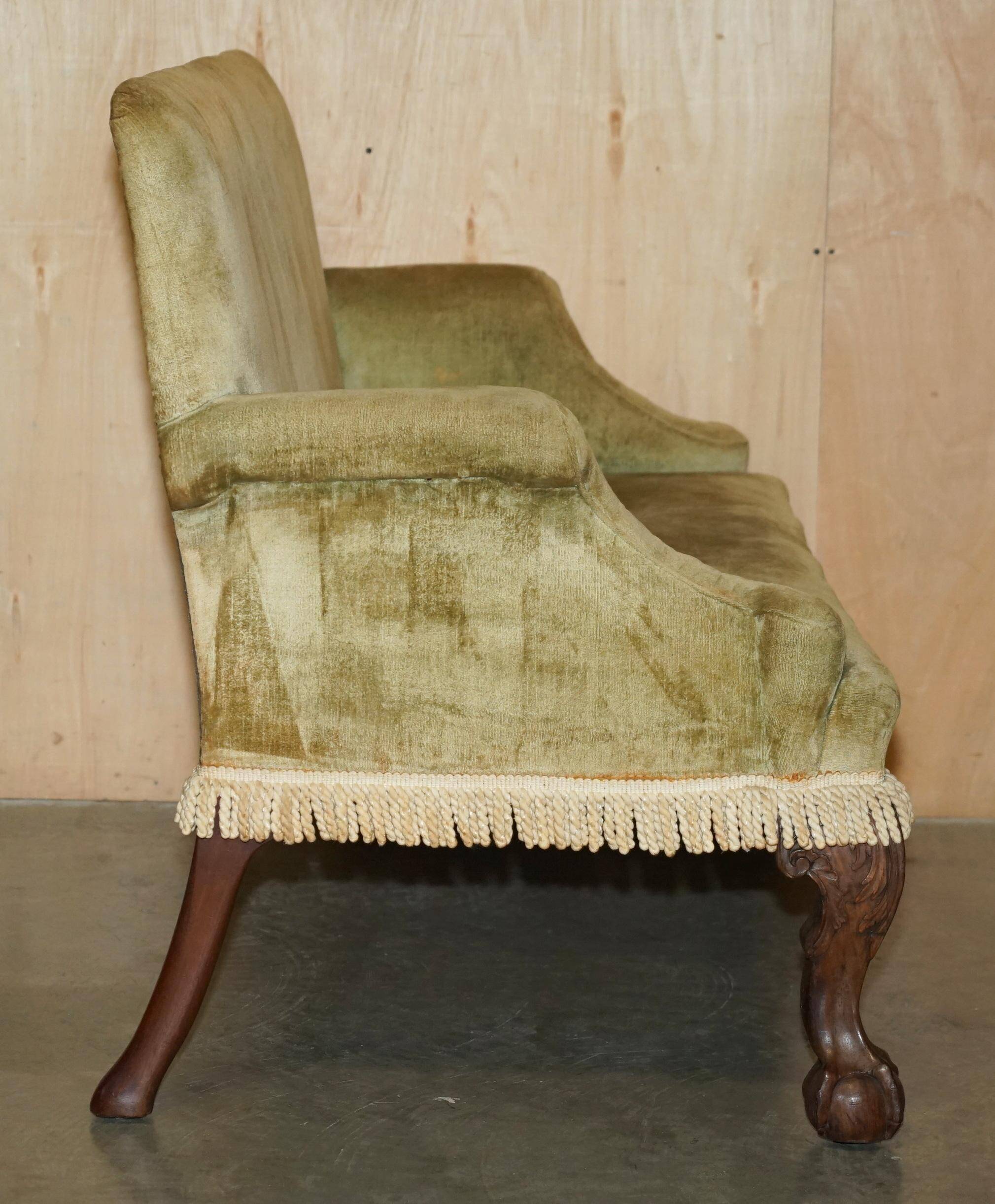 Canapé ancien George III circa 1780 sculpté à la main pieds griffe et boule