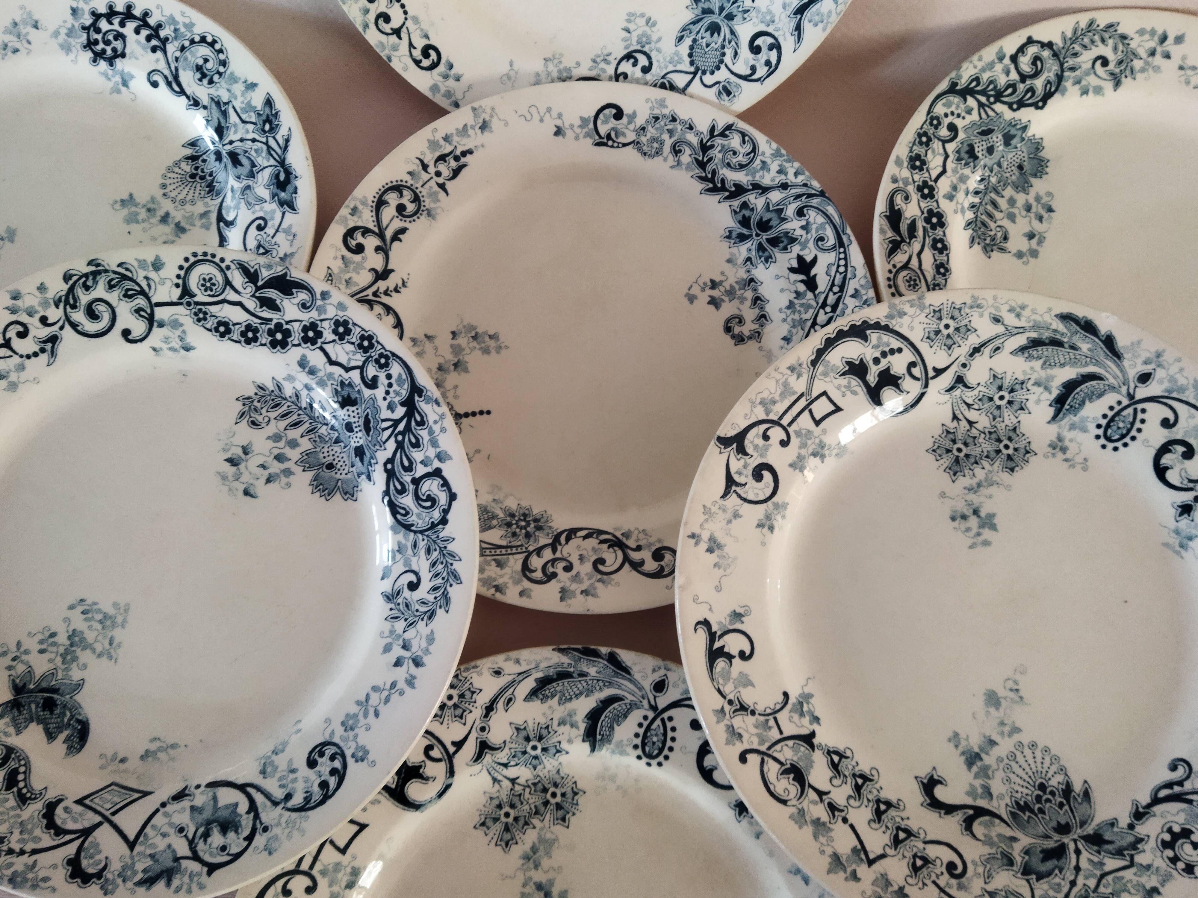 7 flat plates in iron earth HB & Cie, model Sévigné (Choisy-le-Roi)