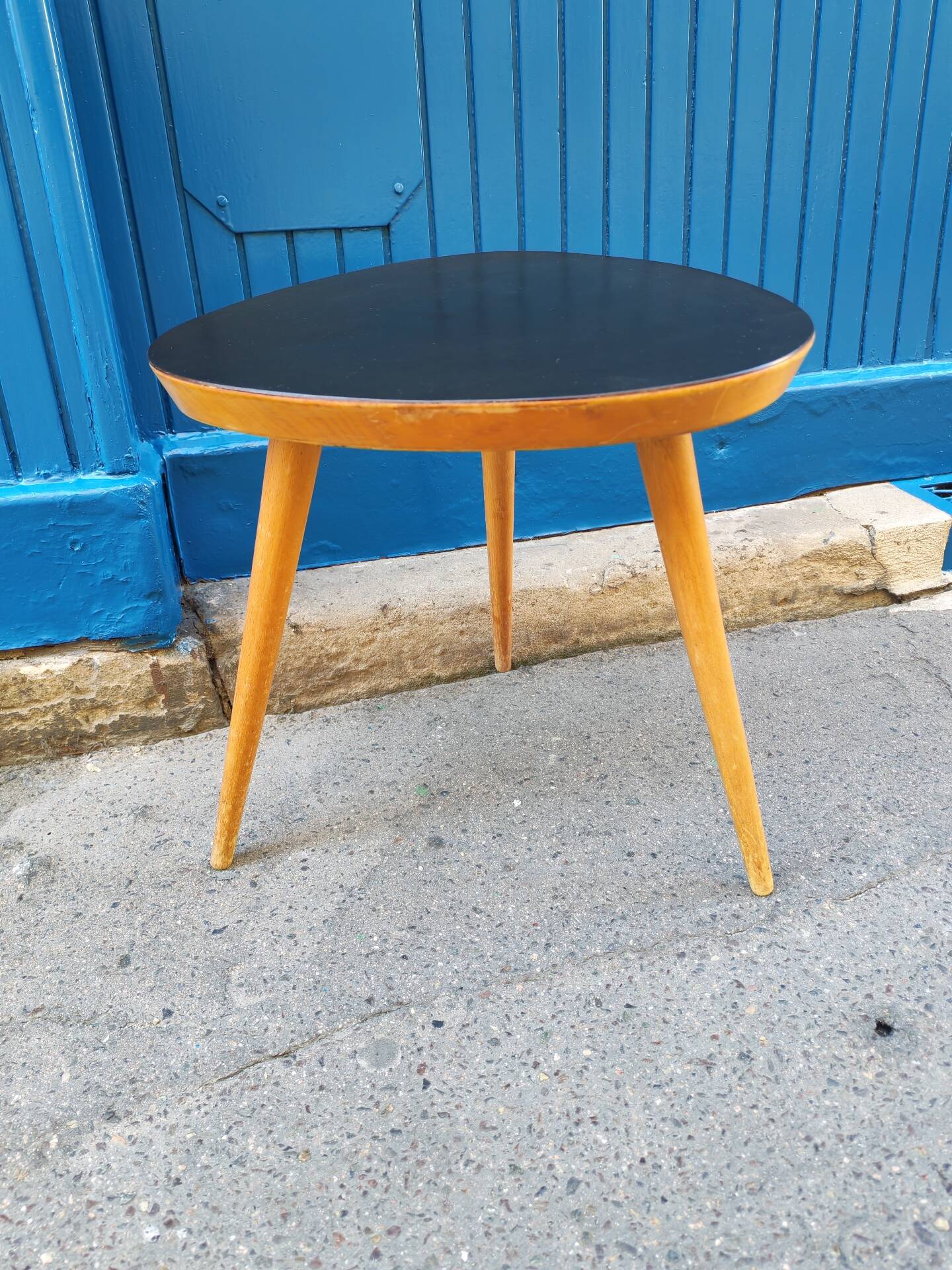 Tripod side table in rockabilly style from the 1960s.