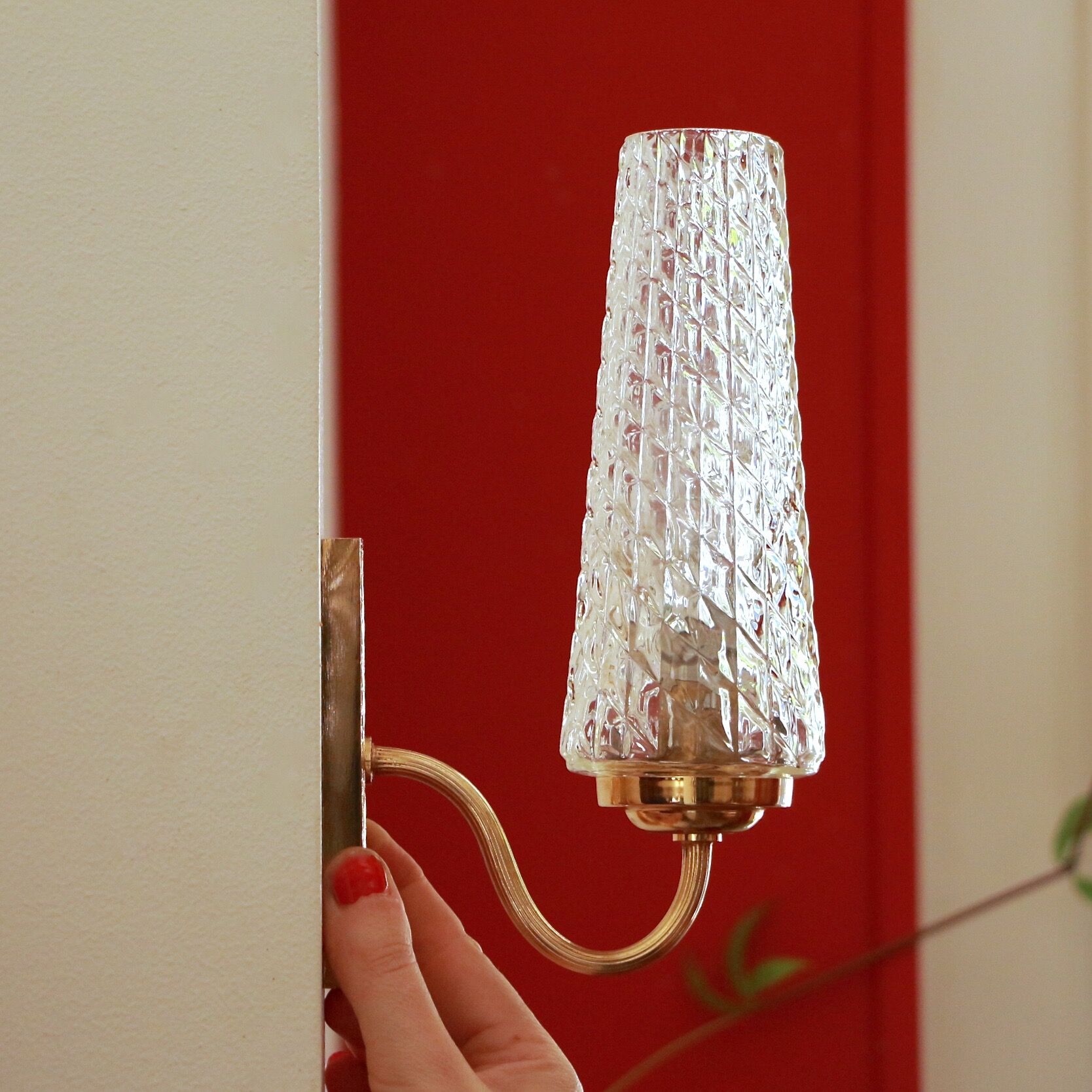 Pair of sconces in gold metal and tulip globe