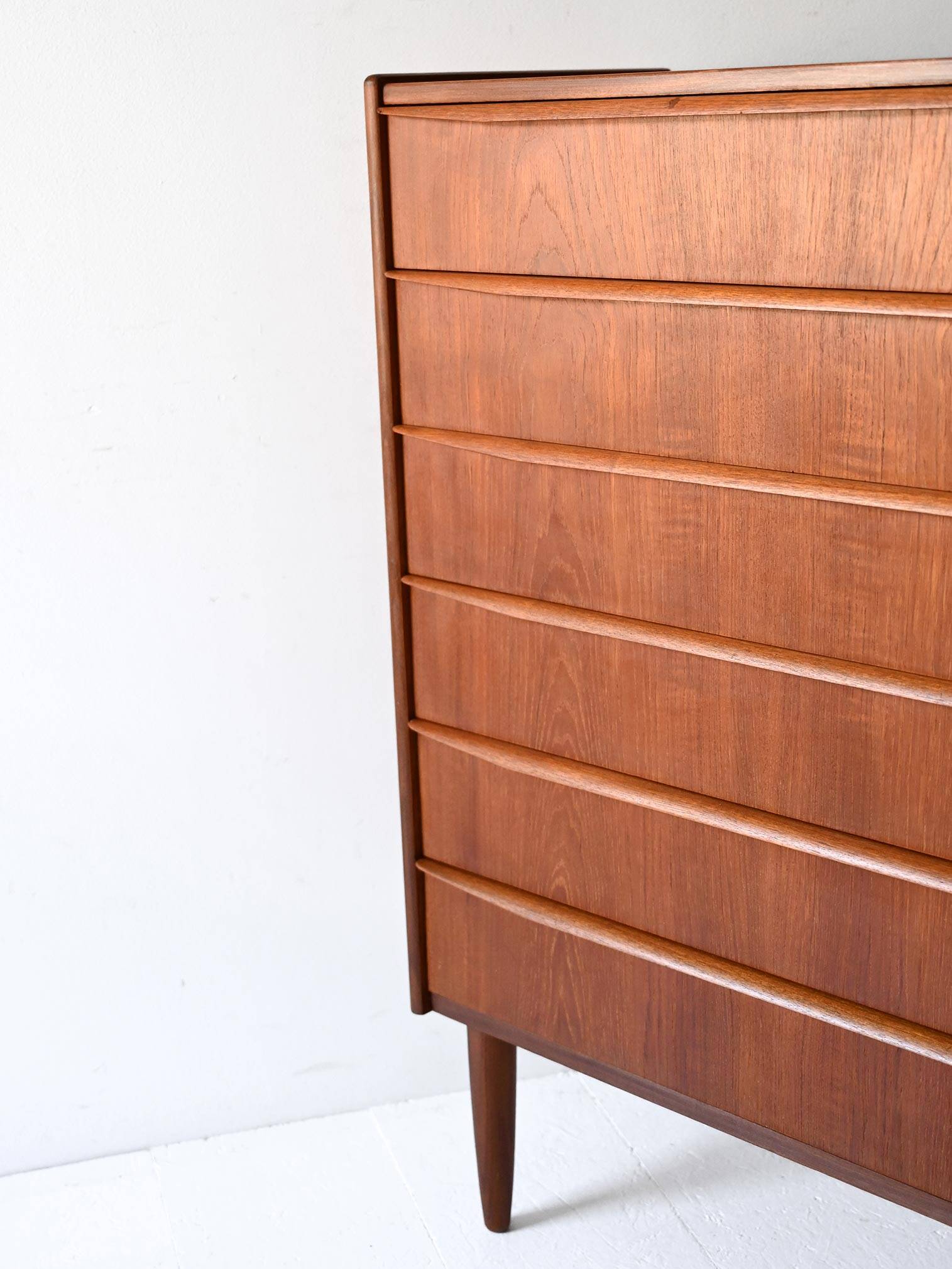 Commode scandinave vintage avec poignées sculptées