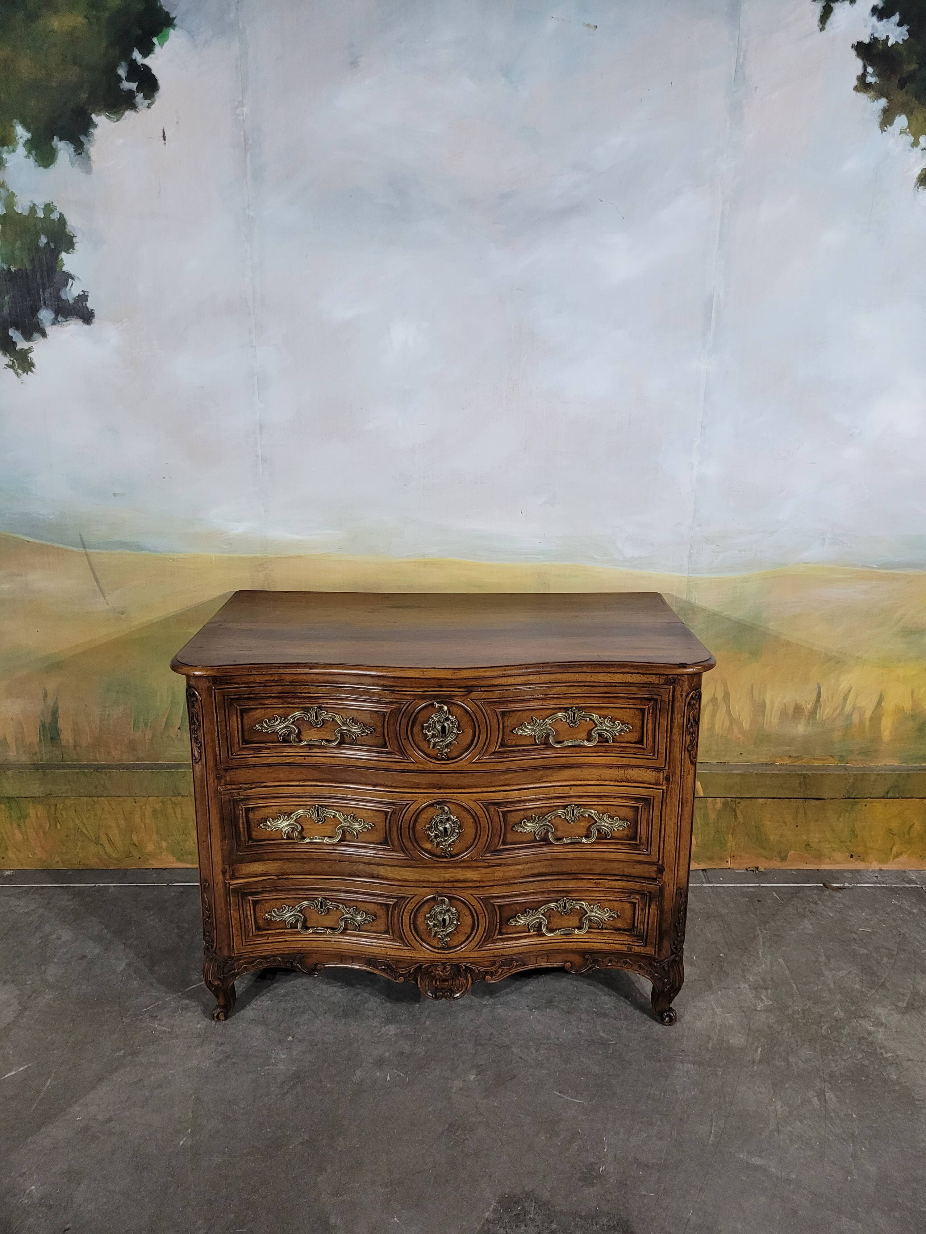 Petiote commode époque Louis XV galbée