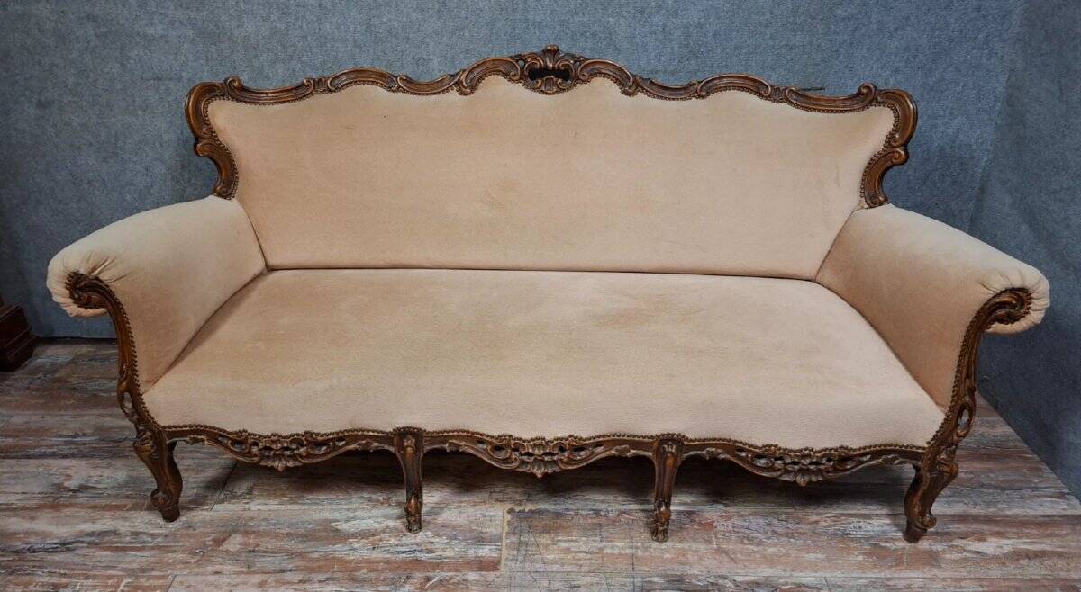 Carved walnut canapé – Louis XV style – 20th century