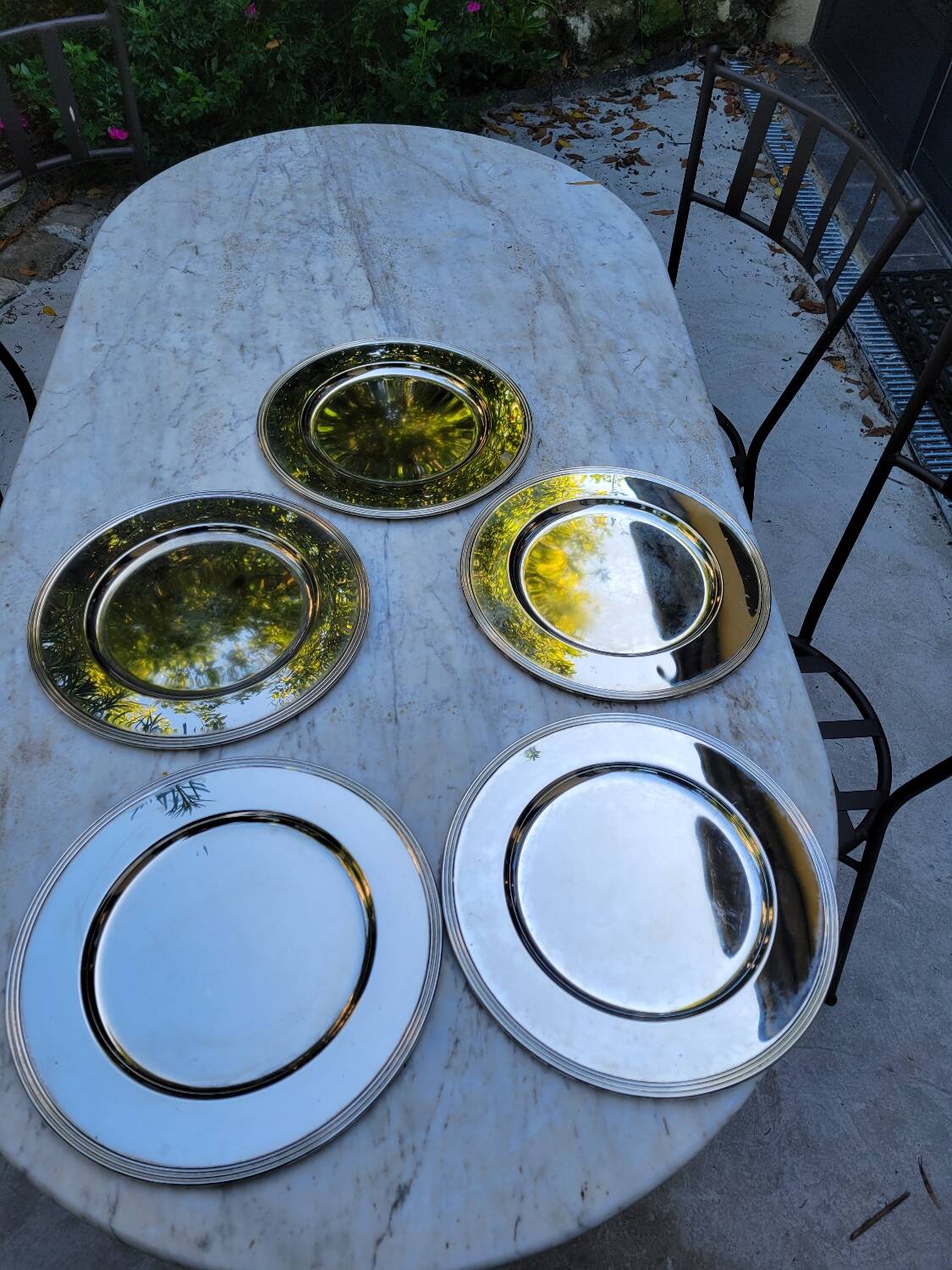 5 assiettes de présentation en métal argenté