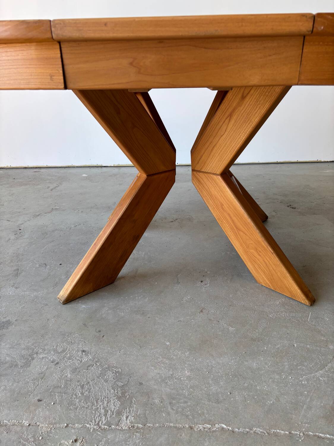 Vintage style extendable oval dining table in solid elm