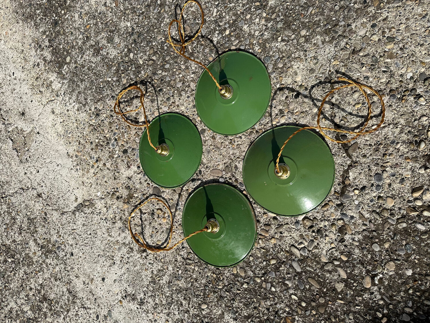 Lot 4 suspensions indus tôle émaillée verte et blanche déco ferme vintage