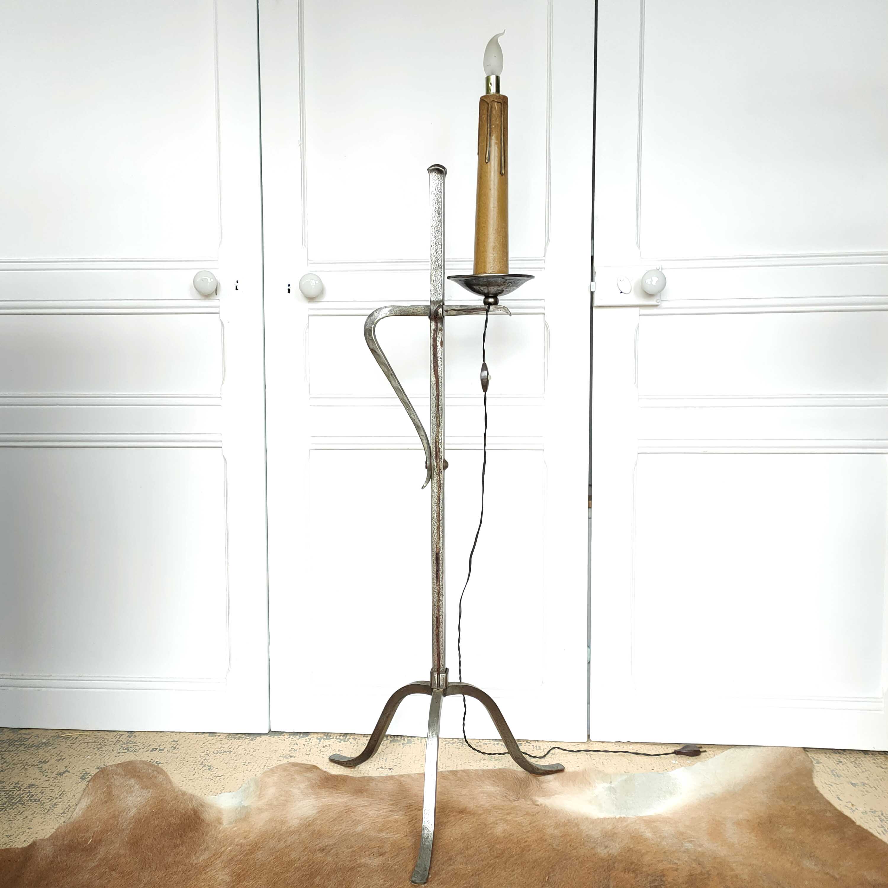 Lampadaire tripode fer forgé brutaliste