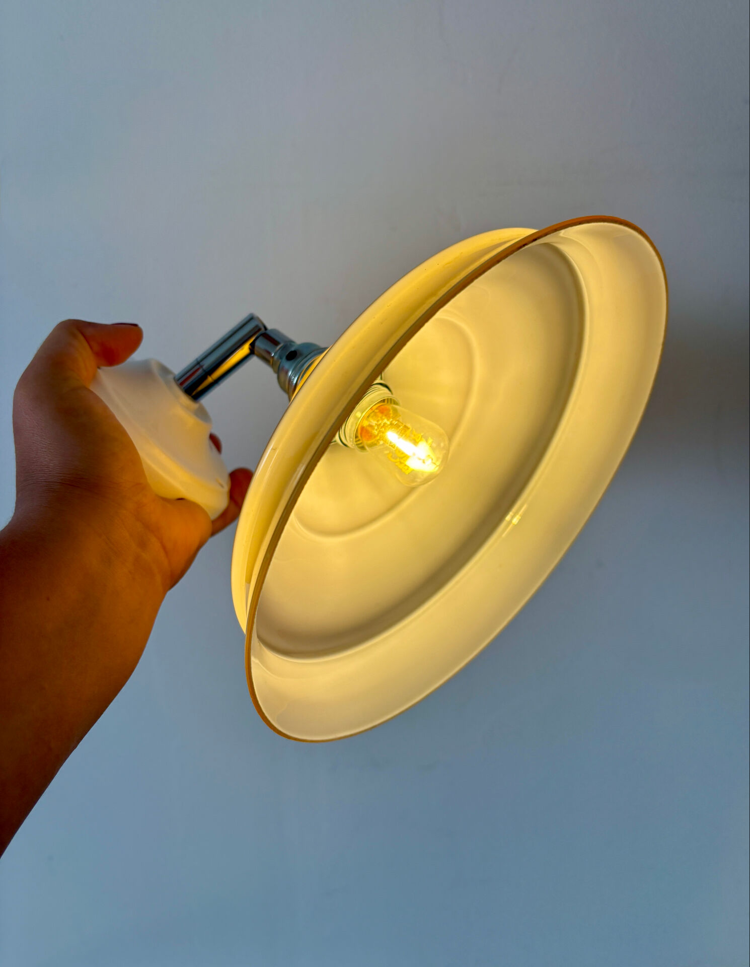 Applique abat-jour vintage en opaline jaune et liserés argent