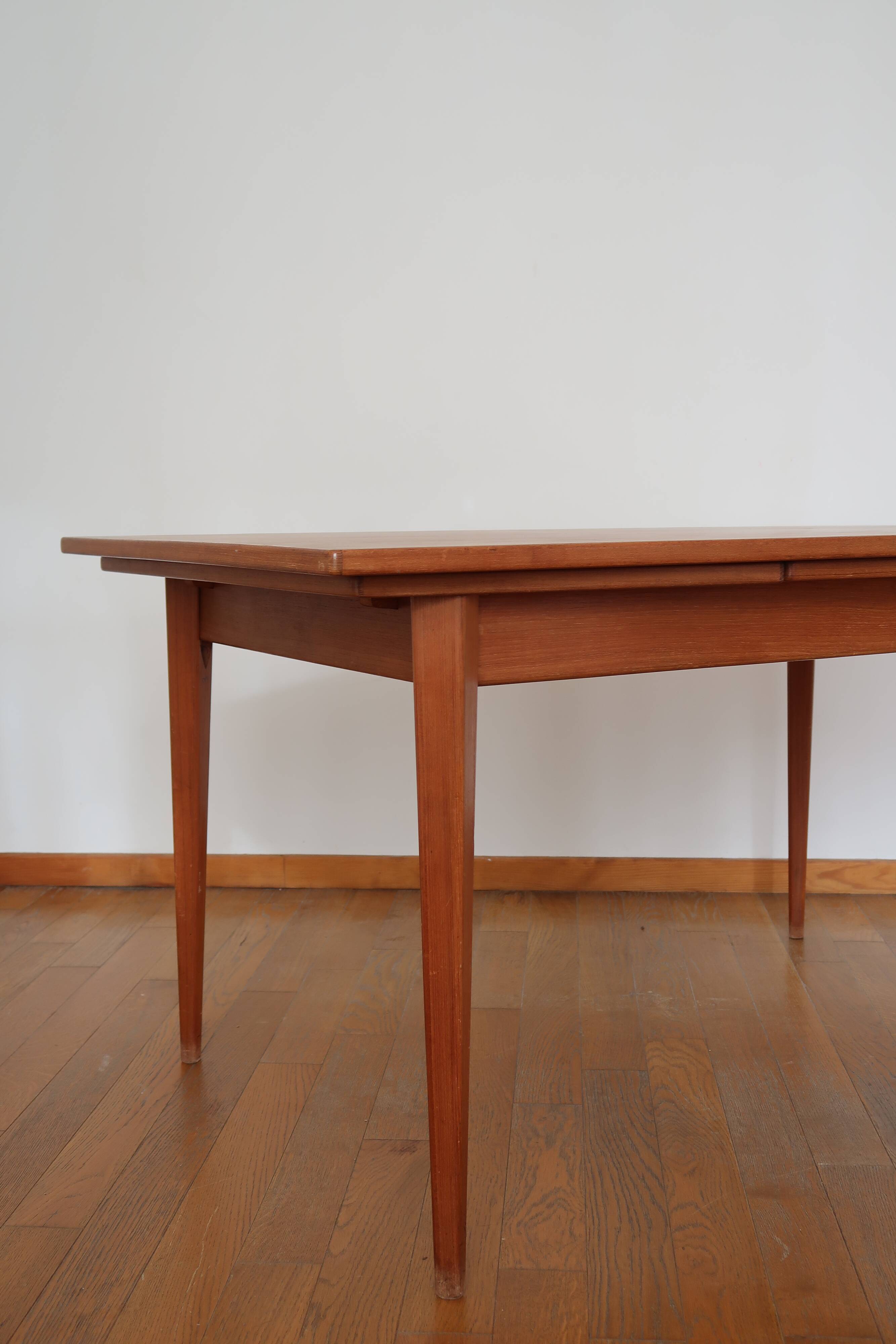 Extendable scandinavian table