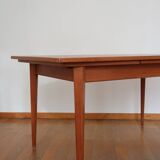 Extendable scandinavian table