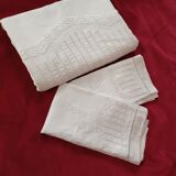 Sheet and its pillowcases in embroidered thread