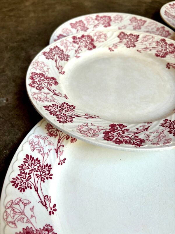 6 assiettes plates Lunéville en terre de fer rose, service ''Jeannette