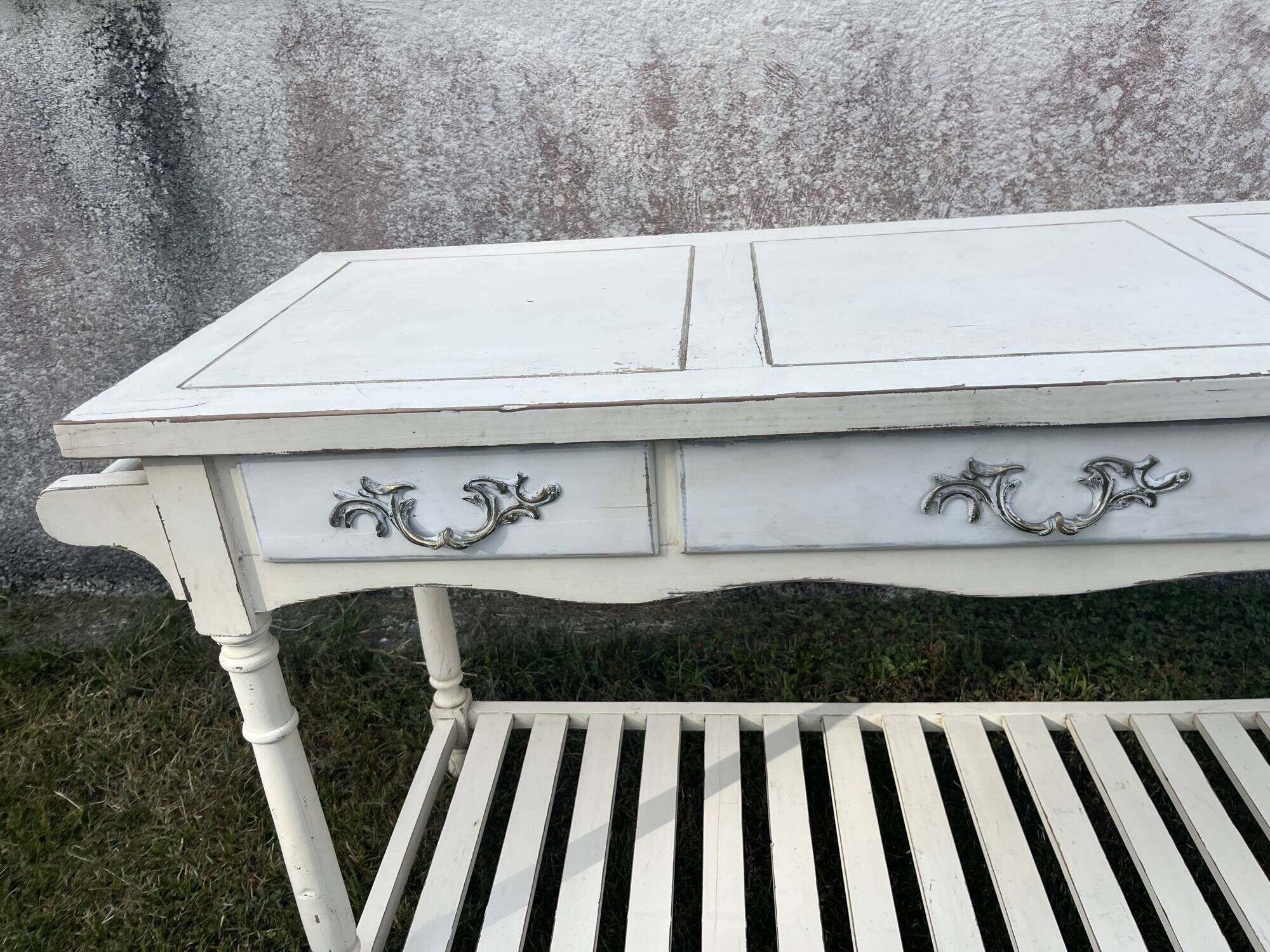 Console in painted wood, off-white patina, 3 drawers, lower shelf.