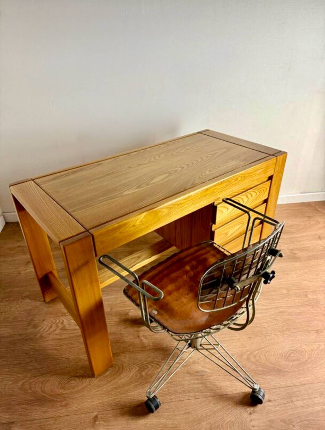Desk made of solid elm wood