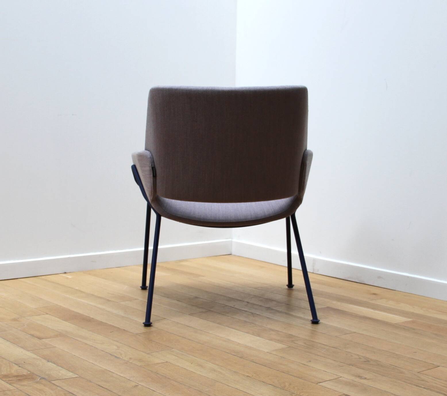 Monk designer armchair, Prostoria