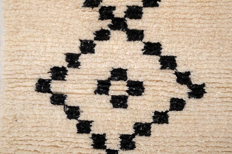 Beni Ouraine handwoven rug, traditional style, size 140 x 250 cm