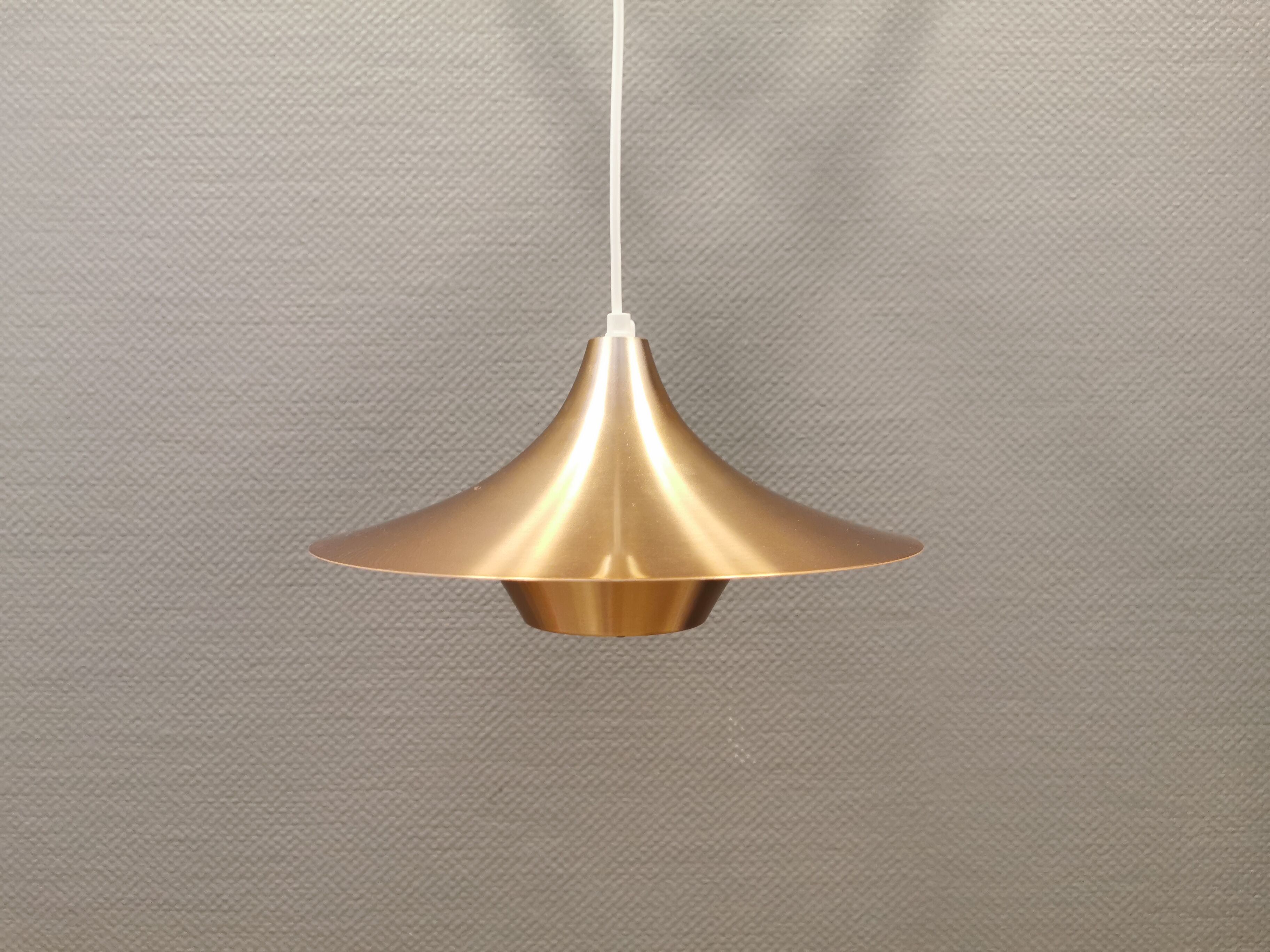 Ufo-like Danish hanging lamp, estimated from the 80s, made in copper colored lacquer.