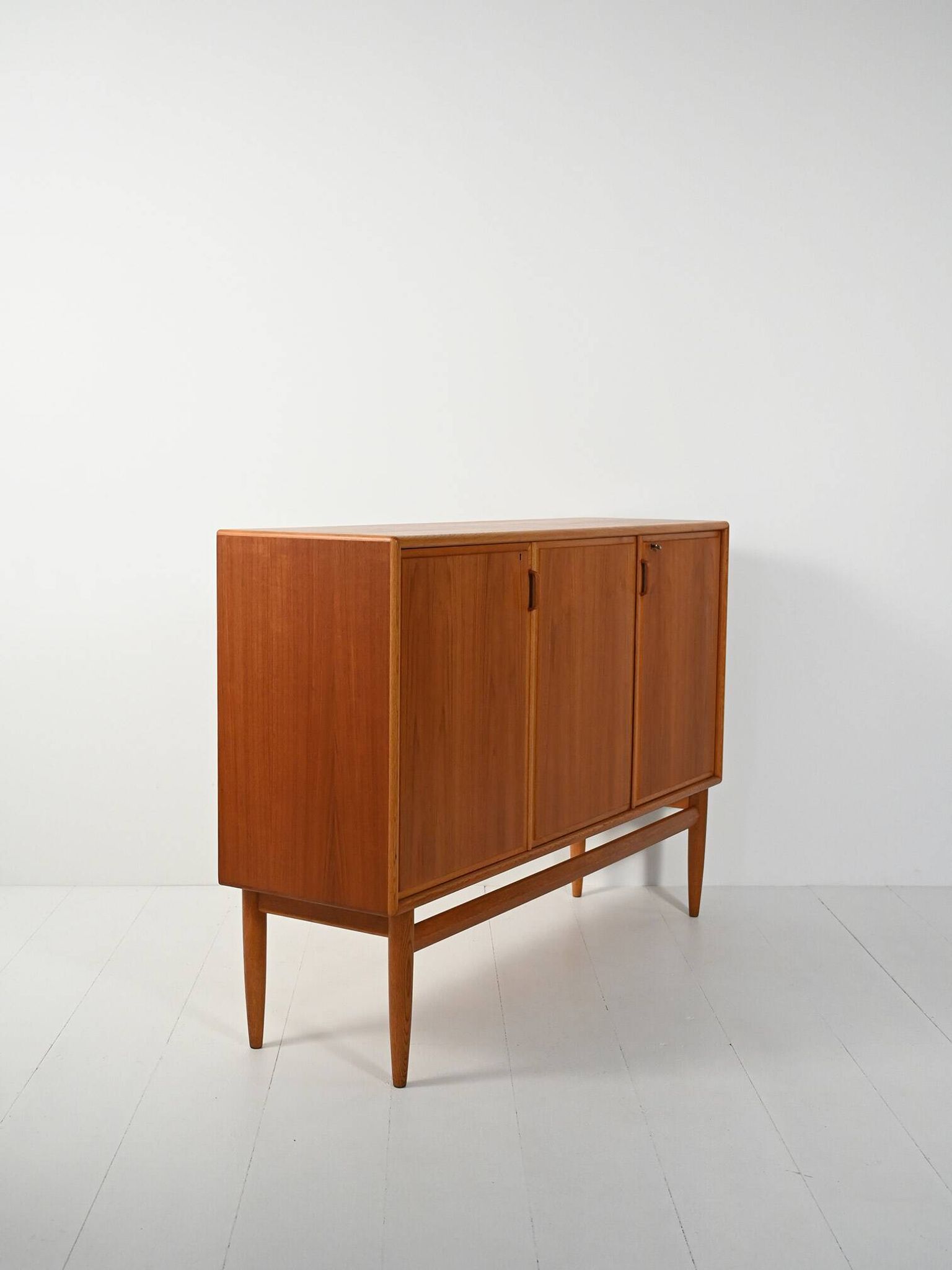 Buffet haut scandinave, années 1950/60, chêne et teck, trois portes