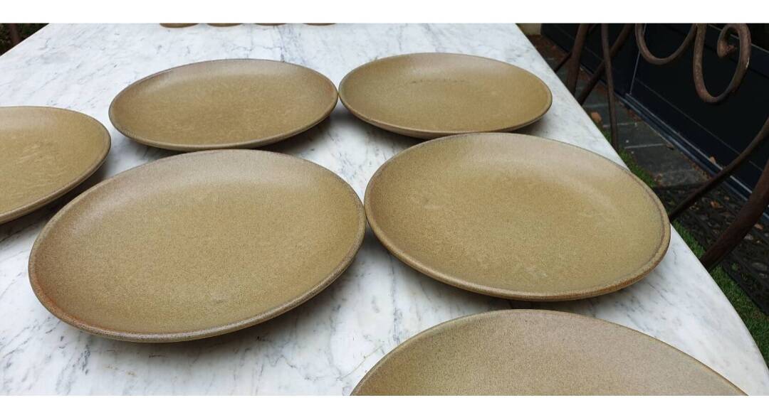 8 assiettes en grès