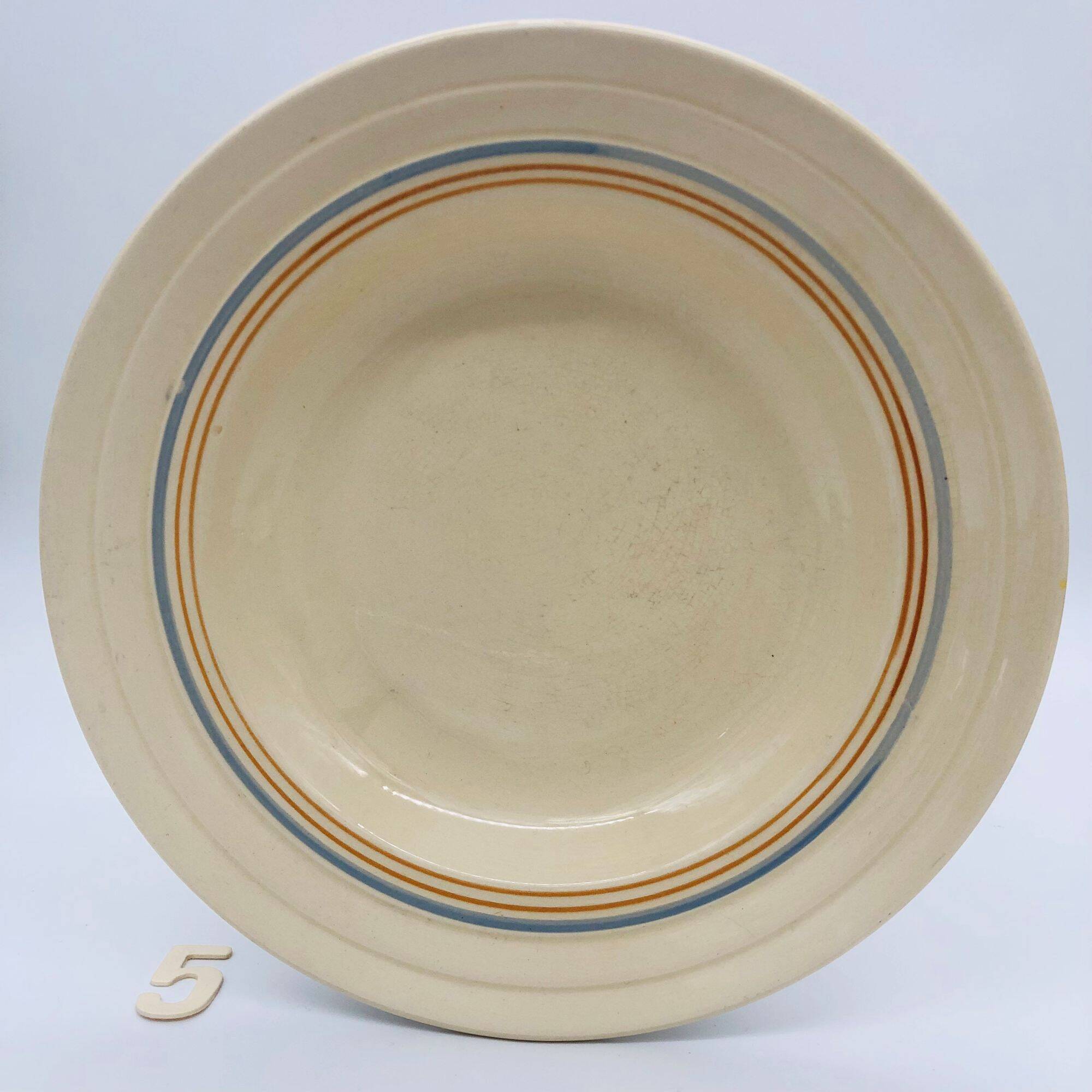 6 assiettes creuses avec de fin décor de liserés bleu et brun.