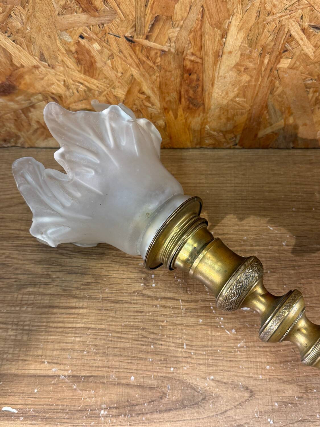 Lampe flambeau ancienne en laiton et tulipe en verre givré style Art Nouveau