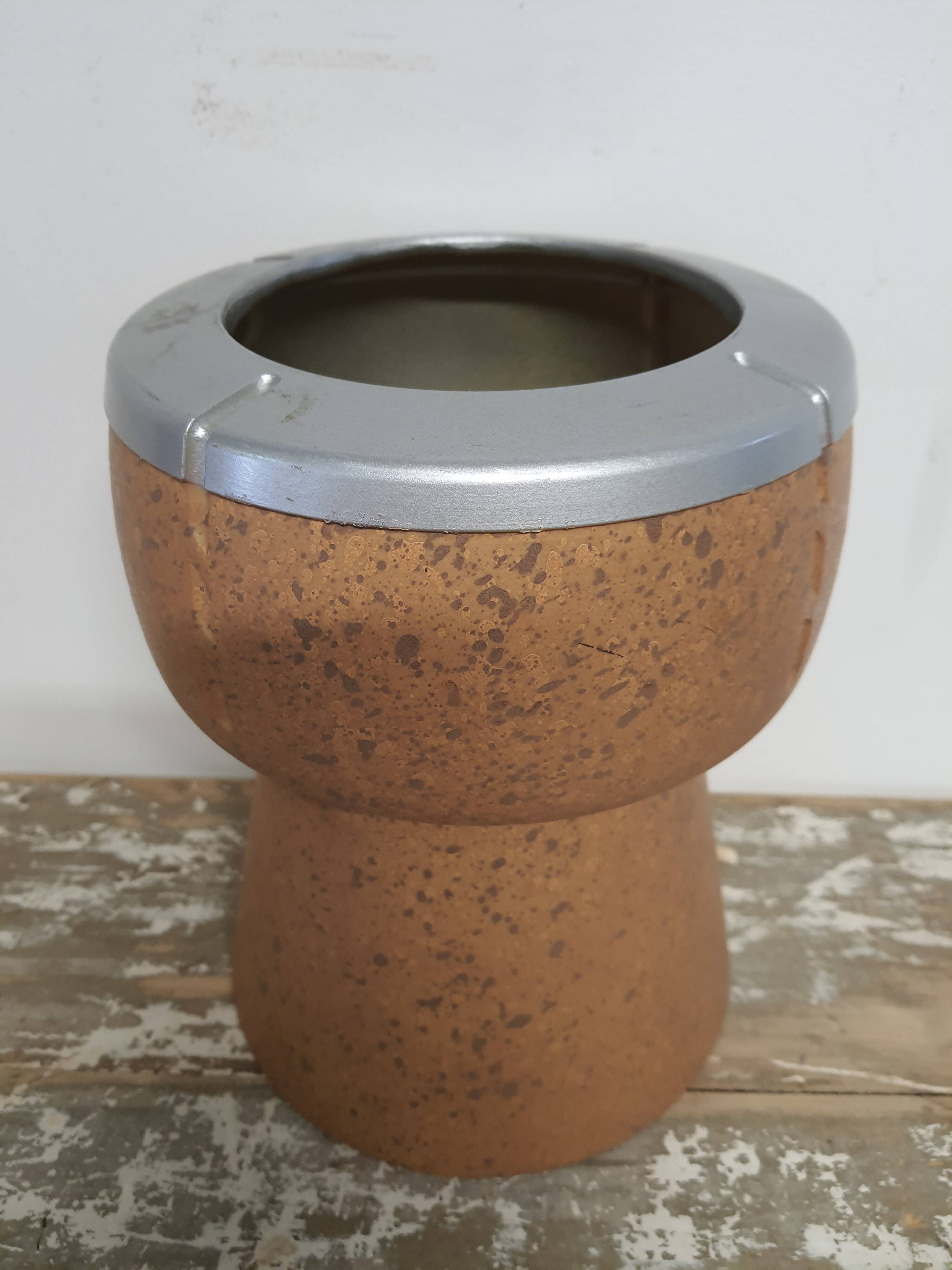 Bucket has champagne shape field cap