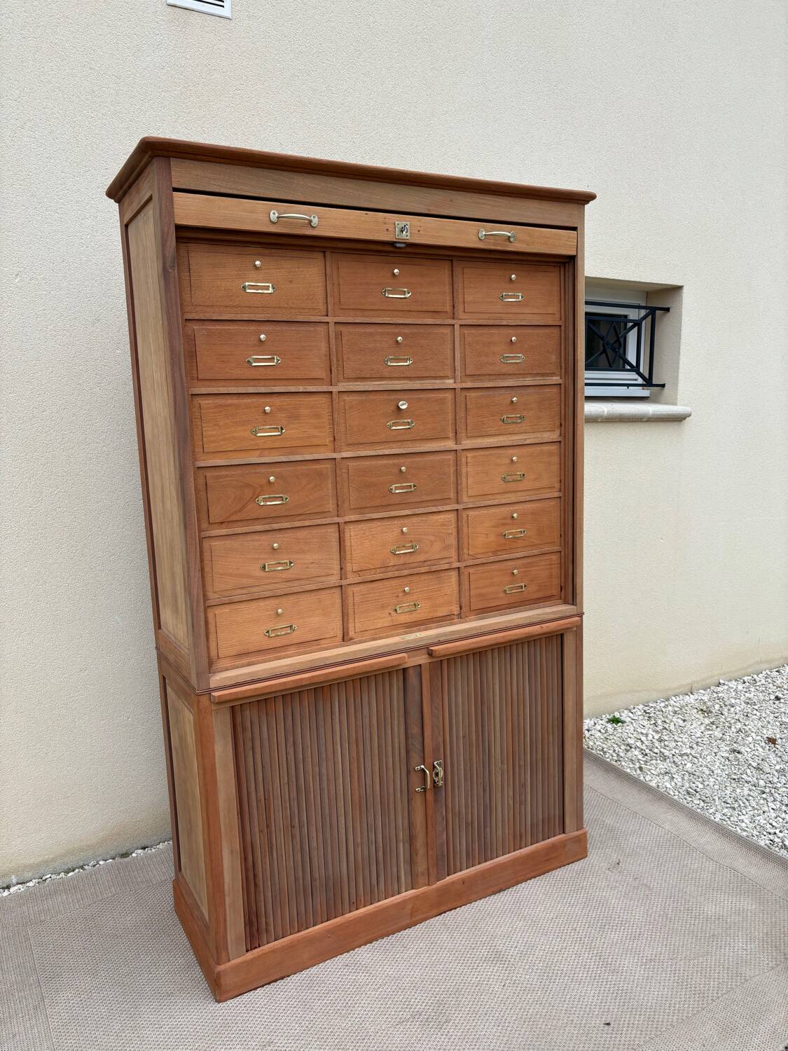 Cardboard cabinet, notary's cabinet with flaps