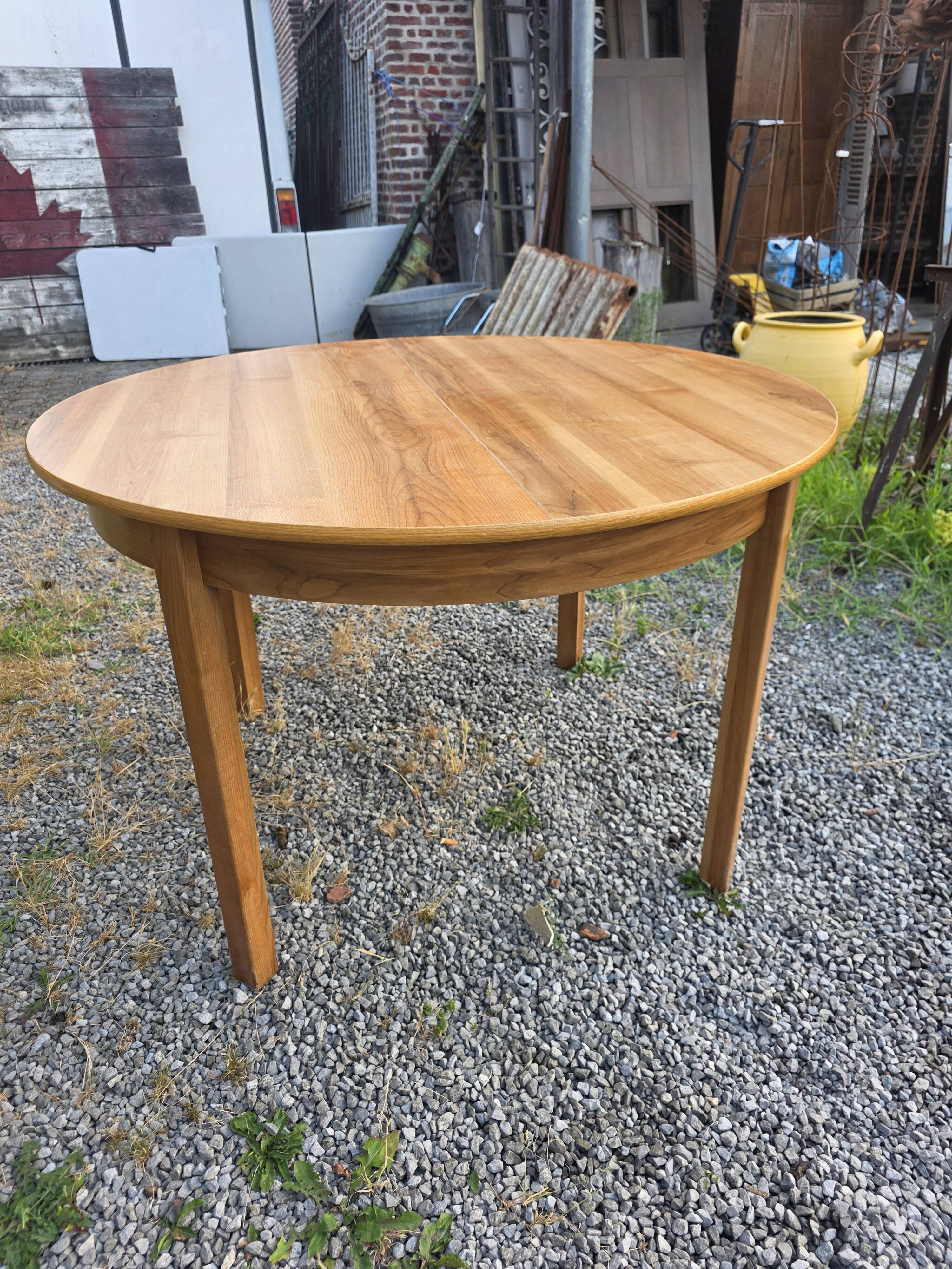 Scandinavian extendable oak table from the 1960s (butterfly extension)