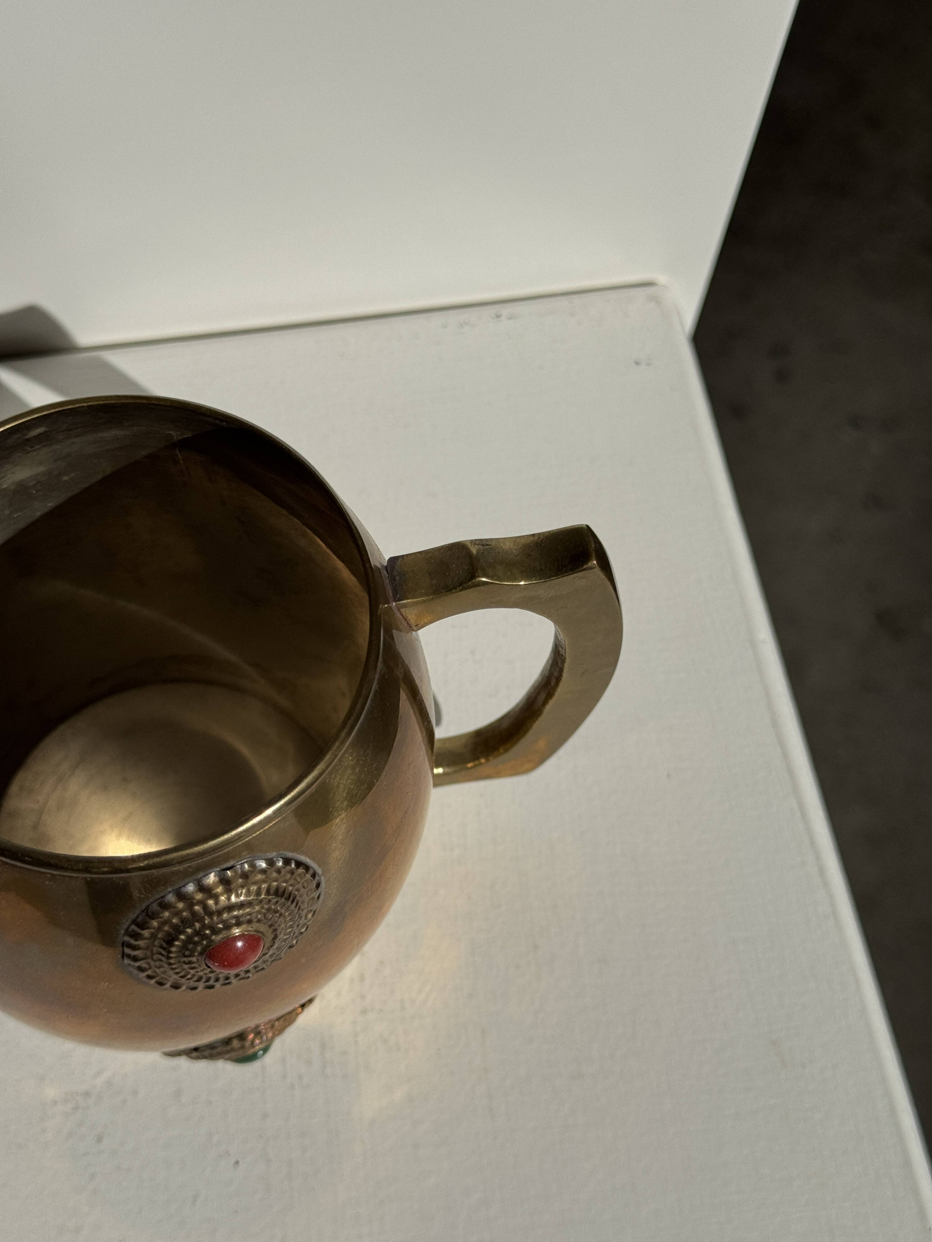 Mug en métal doré indien incrusté de pierres H11 D7