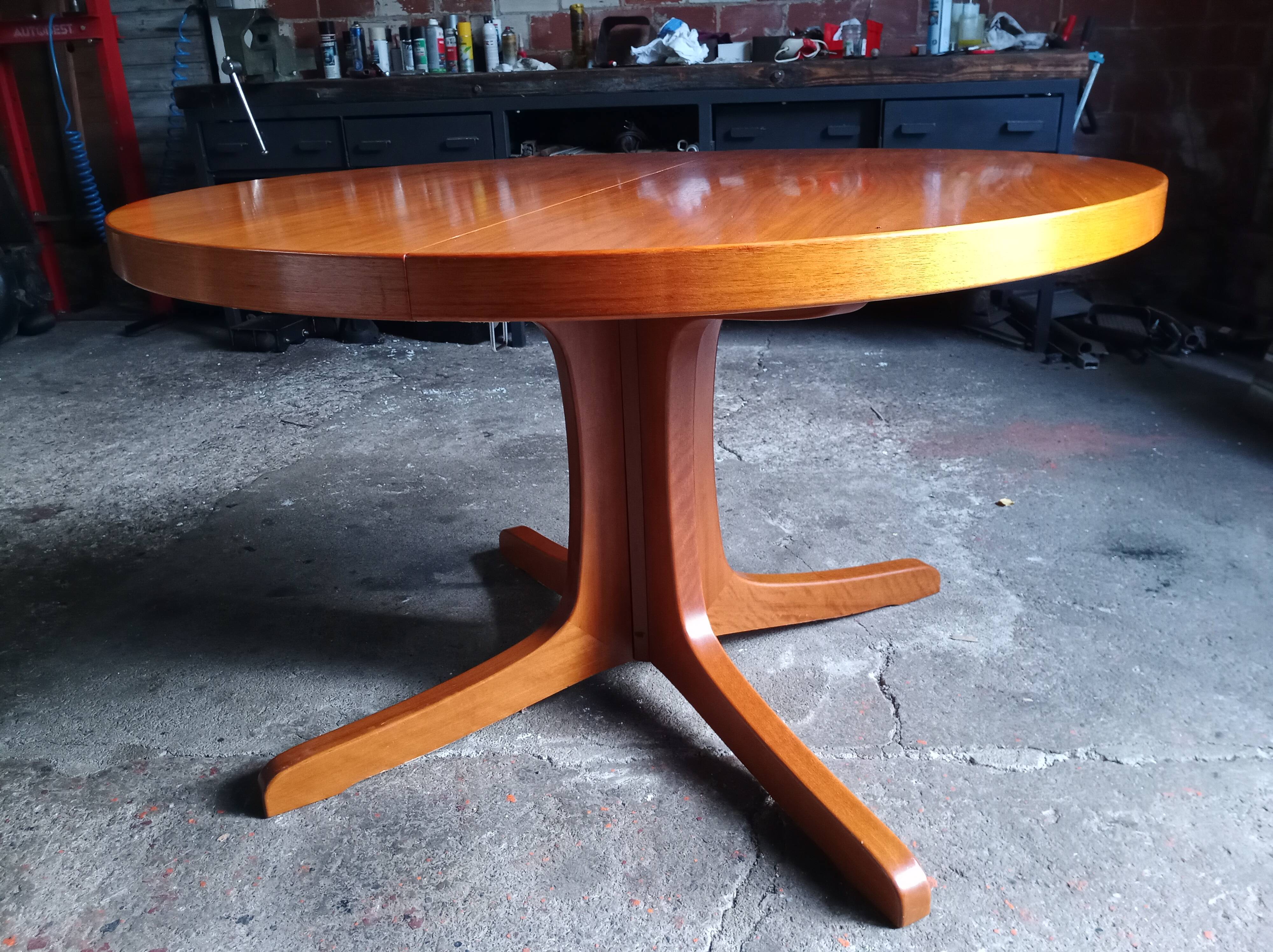 Scandinavian extending table