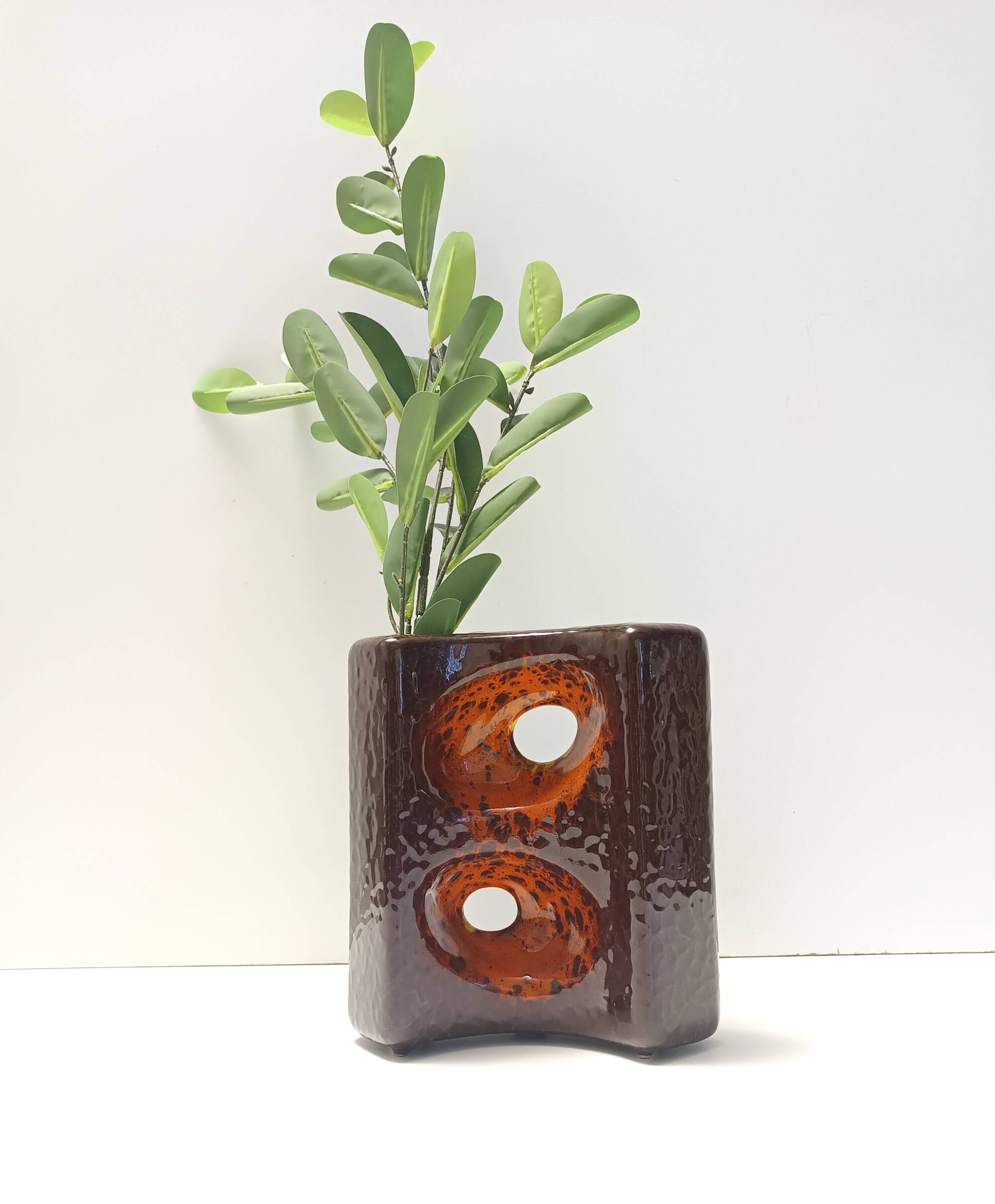 Vase en céramique émaillé marron et orange postmoderne par Giovanni Bertoncello