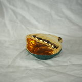 Porcelain pocket tray in the shape of a golden scallop shell with duck green background from the 50s/60s